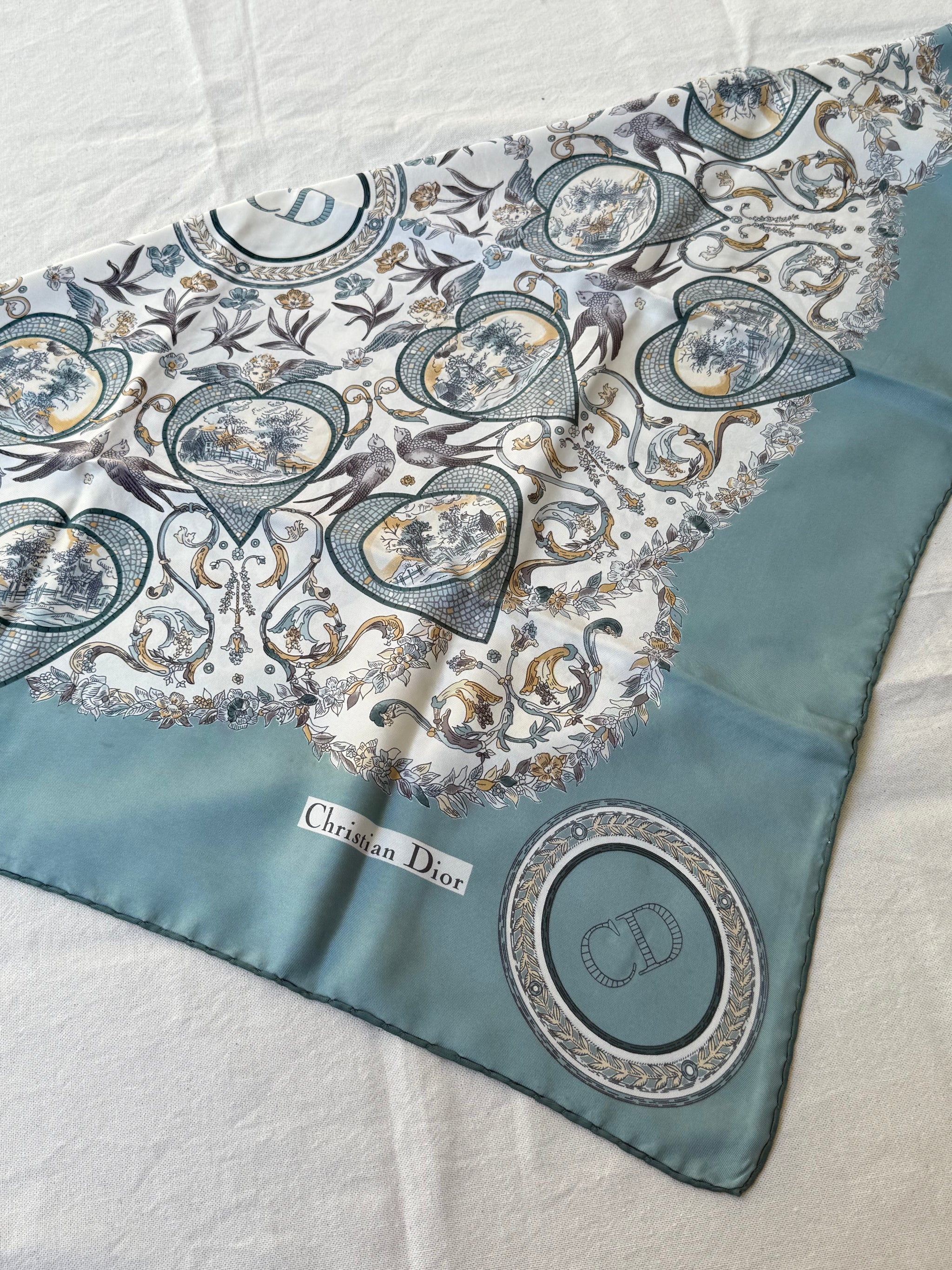 Foulard Christian Dior – Modèle cœurs bleu ciel