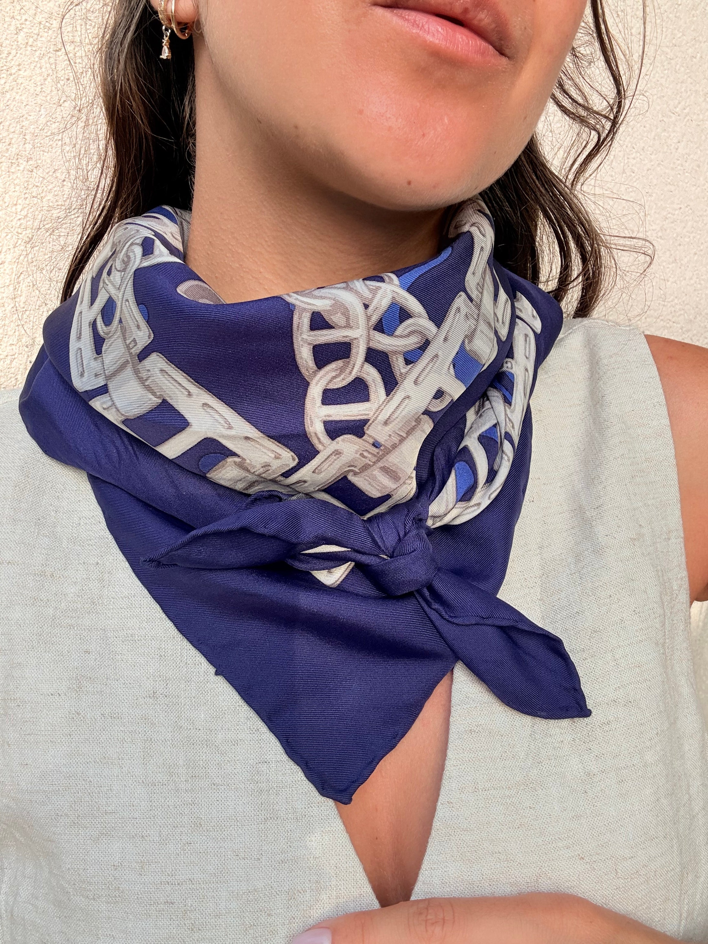 Foulard Céline – Chaînes et médaillons argentés