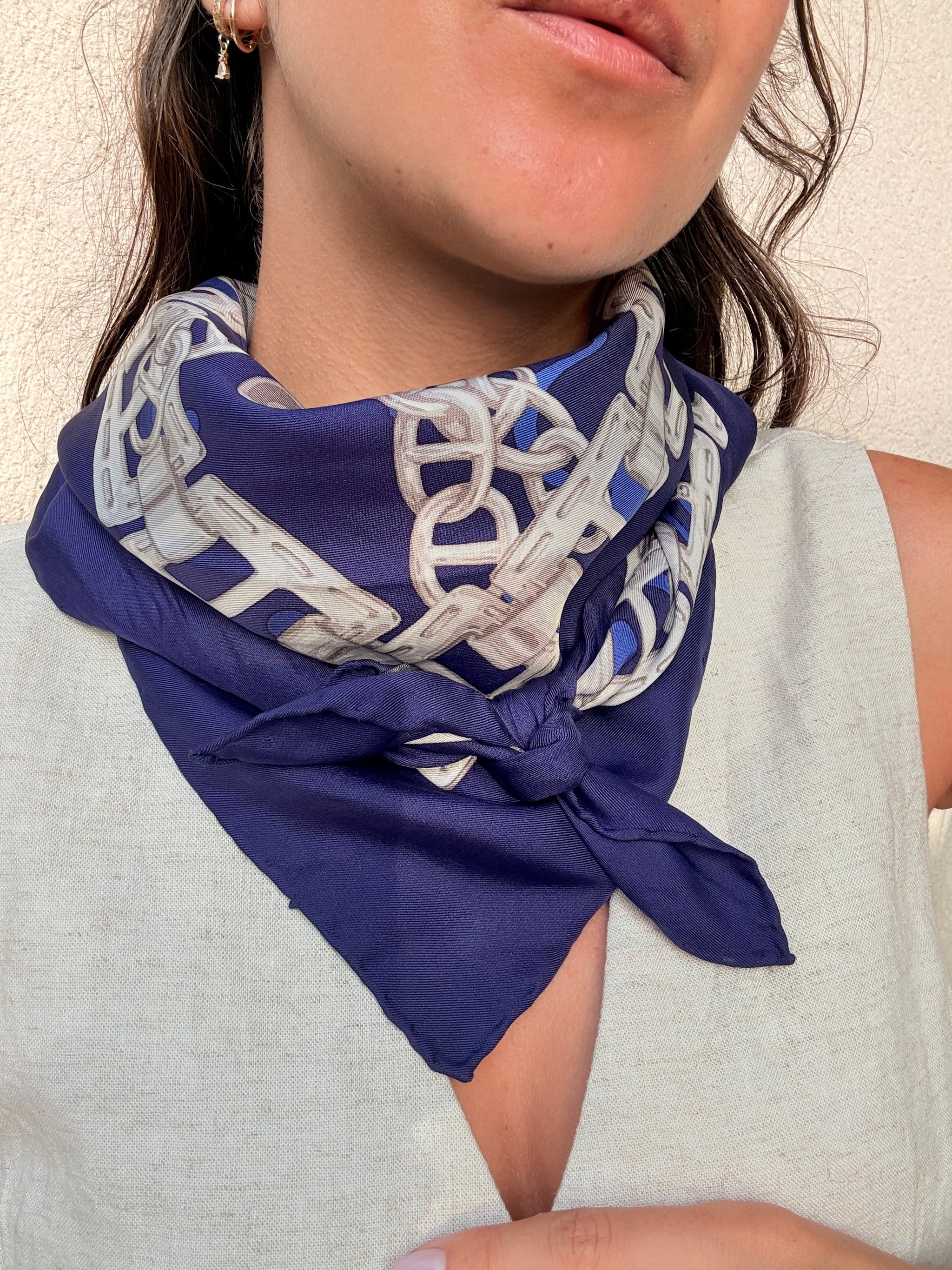 Foulard Céline – Chaînes et médaillons argentés