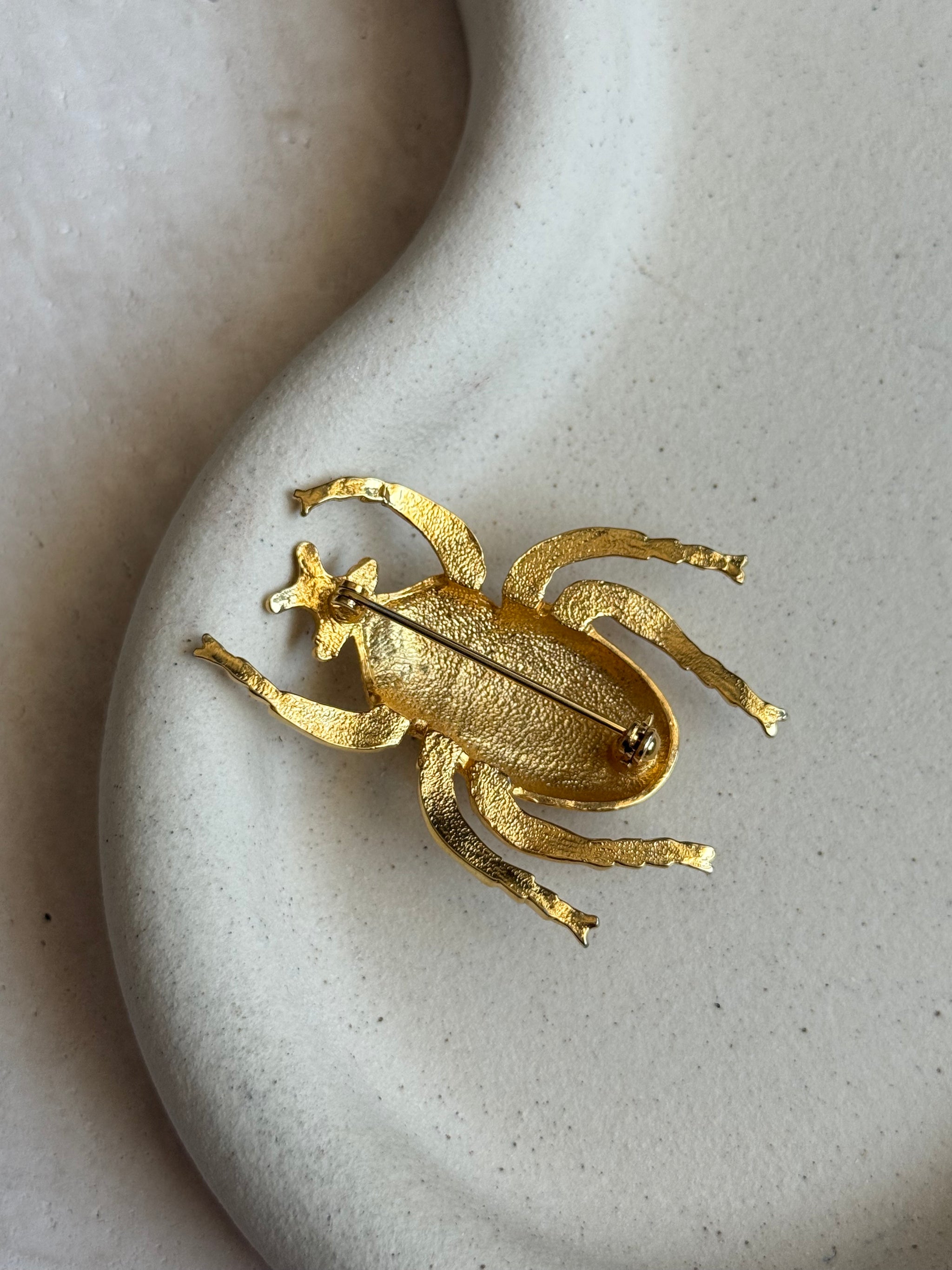 Broche scarabée vintage - Dorée pavée de strass