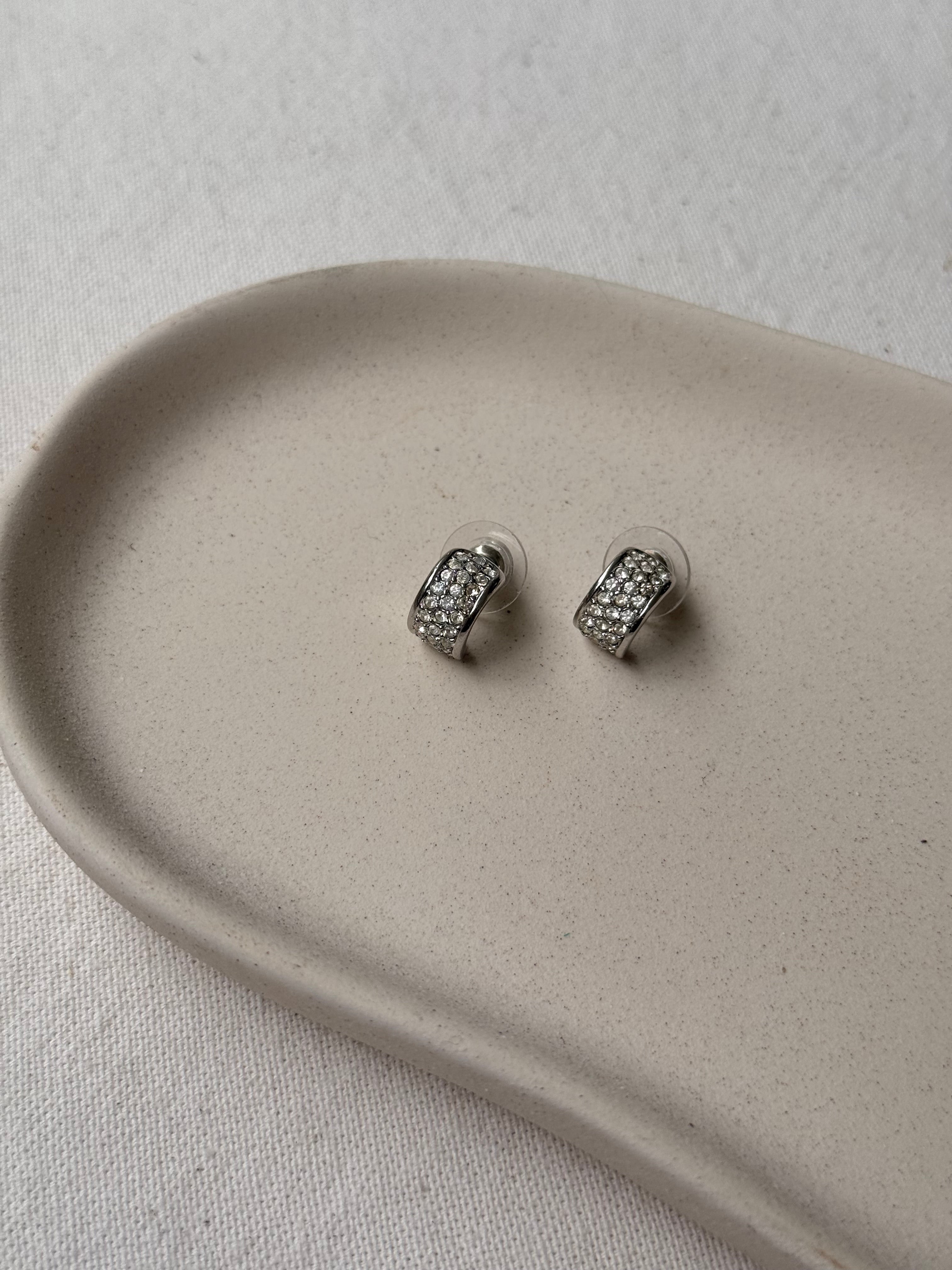 Boucles d’oreilles Christian Dior vintage - Créoles argentées ornées de strass (oreilles percées)
