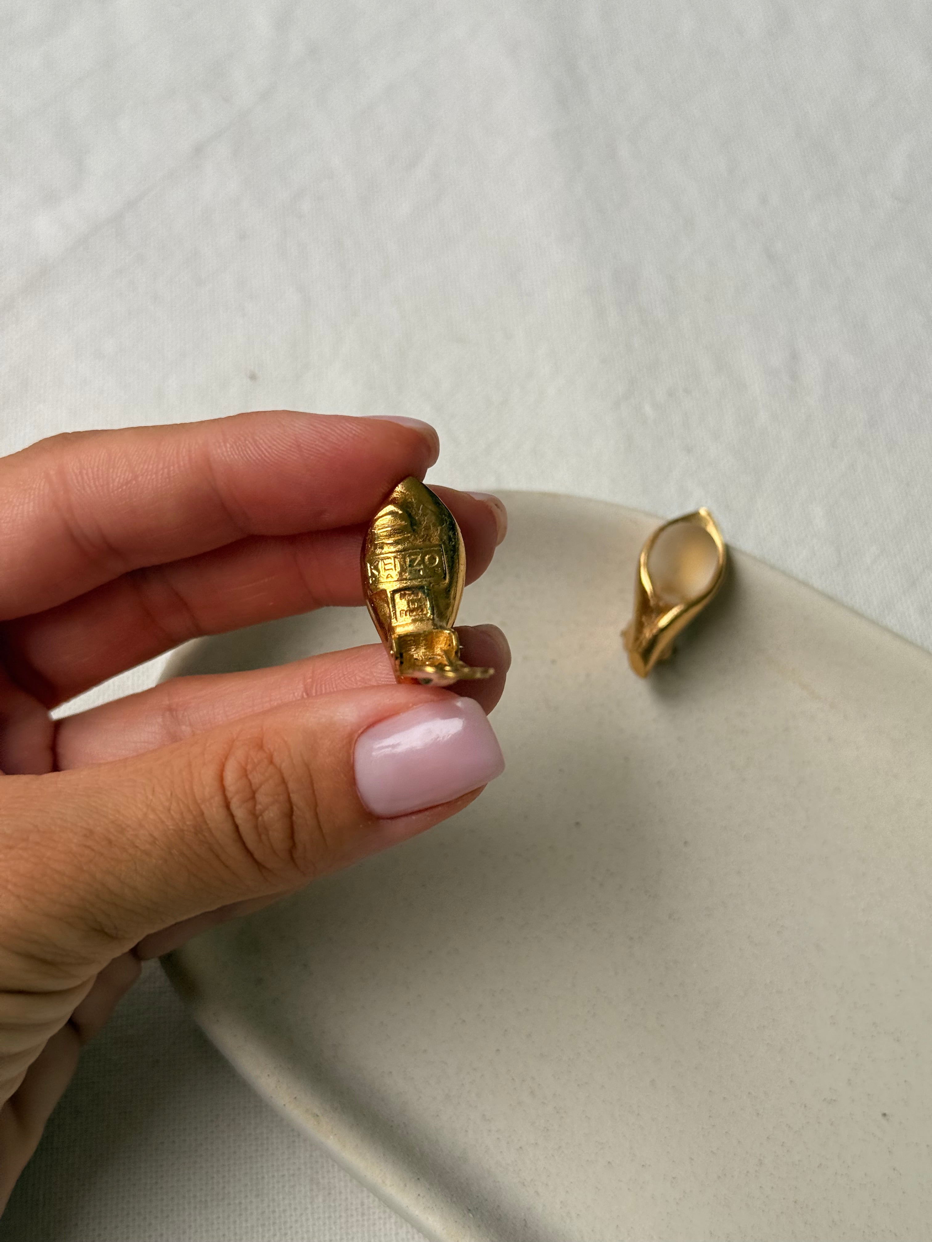 Boucles d’oreilles Kenzo vintage - Feuille dorée