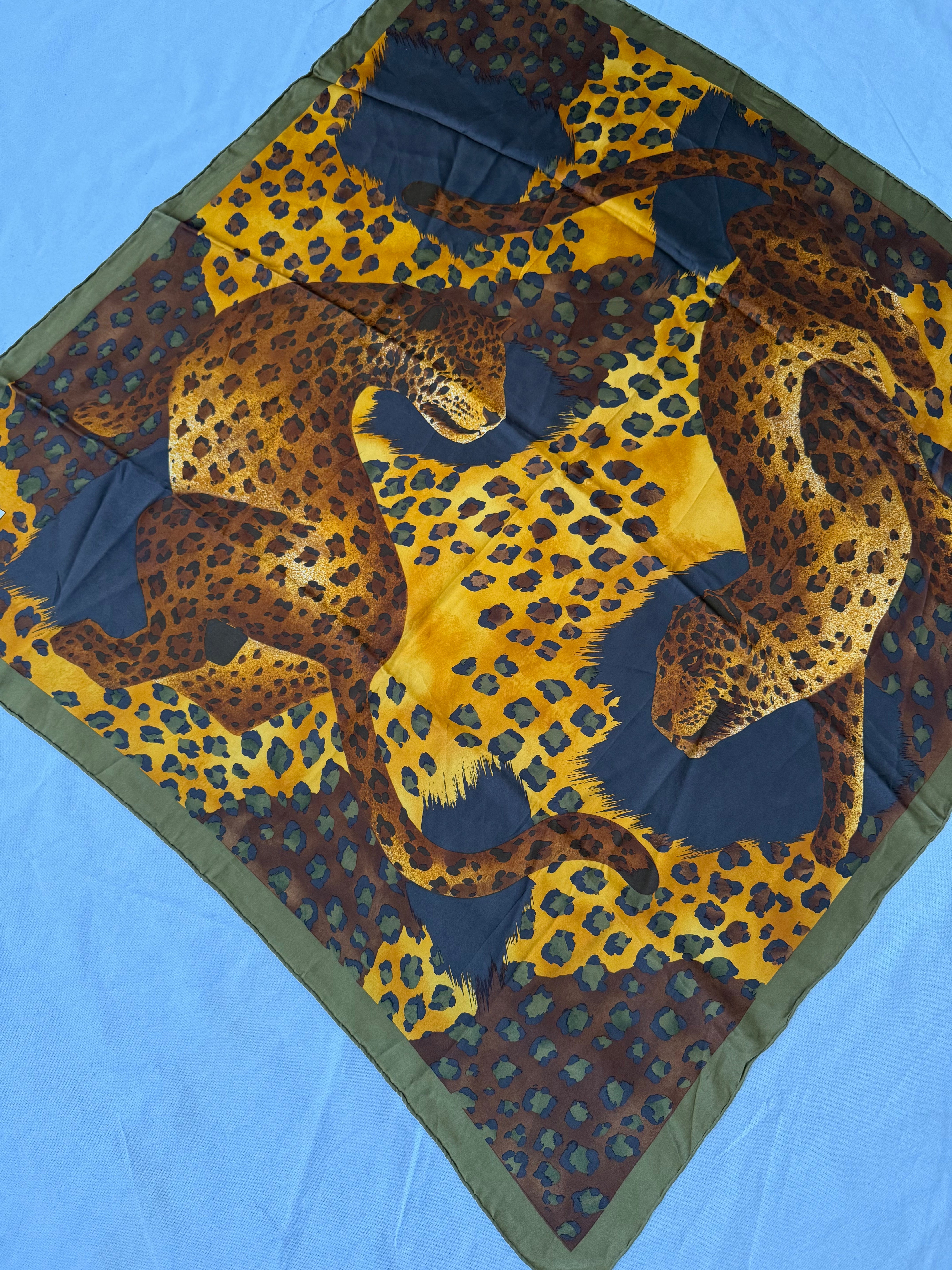 Foulard Yves Saint Laurent – Motifs léopards