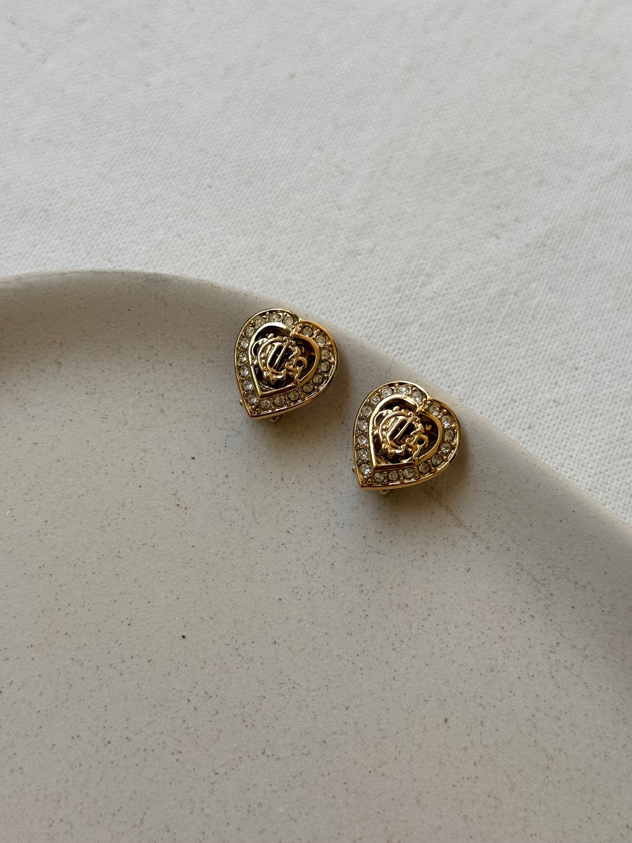 Boucles d’oreilles Christian Dior vintage - Cœurs stressés monogramme