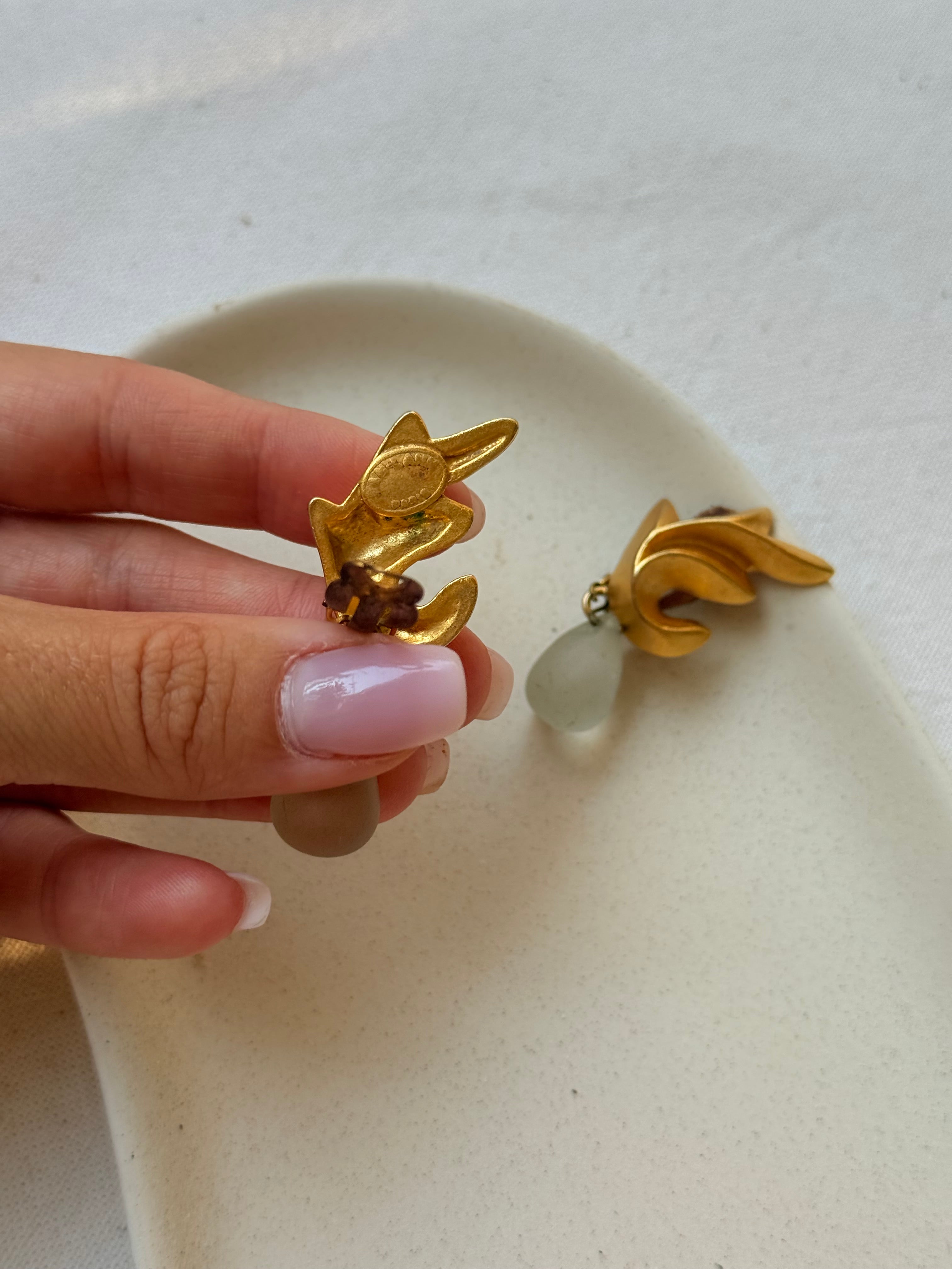 Boucles d’oreilles Jacques An Lanh vintage - Flamme dorée et goutte pendante