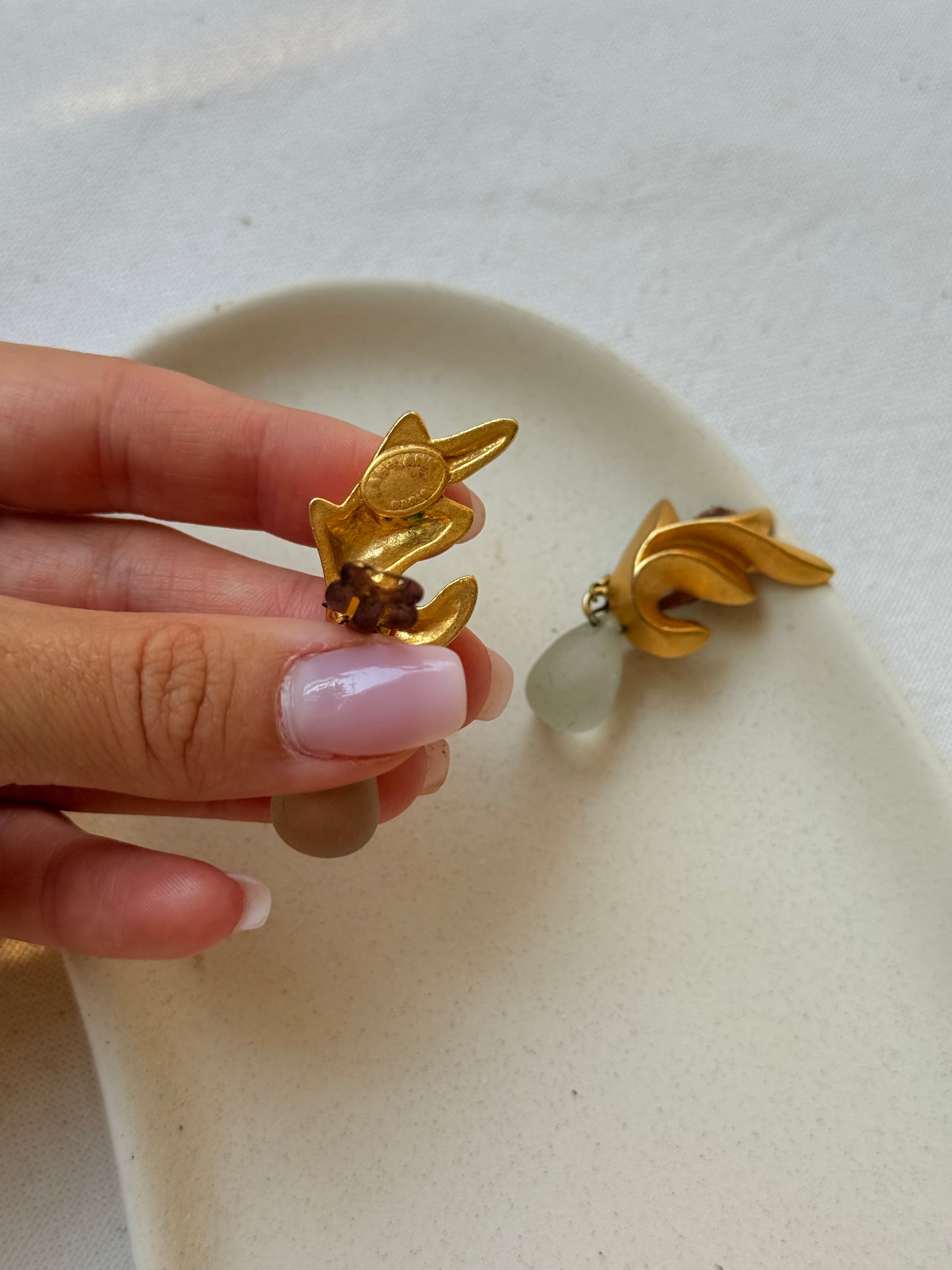 Boucles d’oreilles Jacques An Lanh vintage - Flamme dorée et goutte pendante