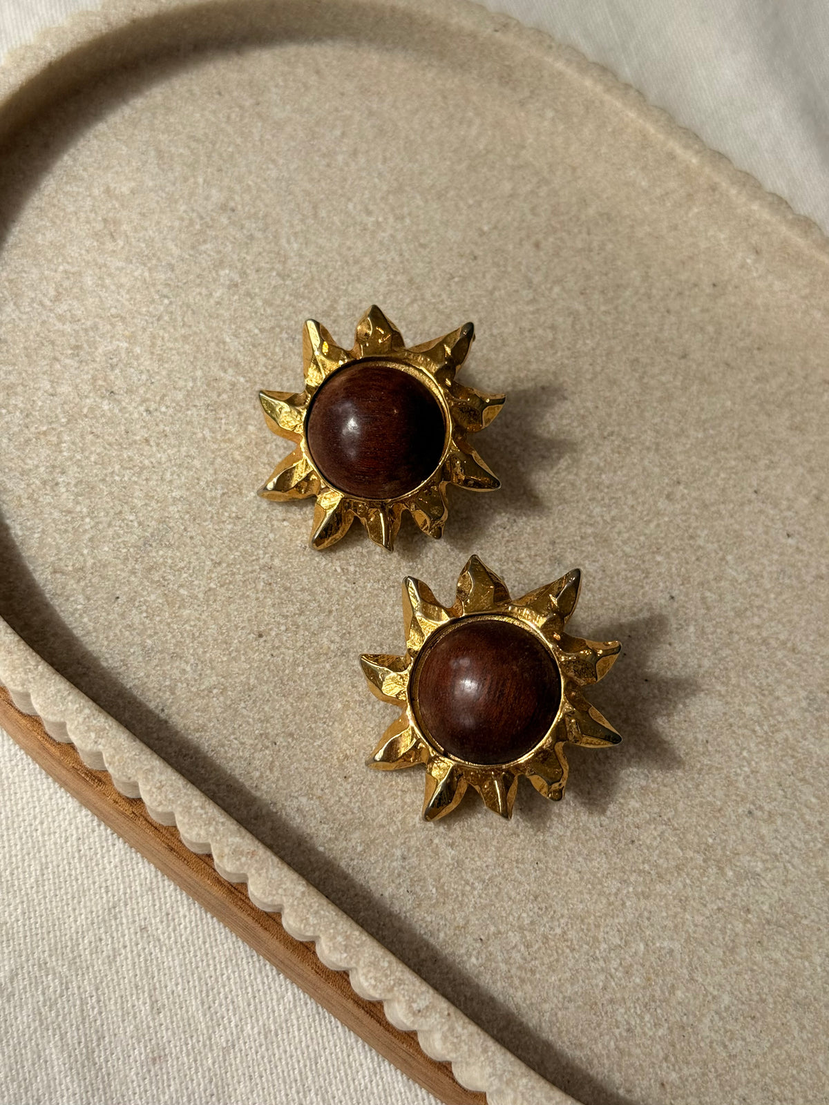 Boucles d’oreilles vintage - Soleils dorés et cabochons bois