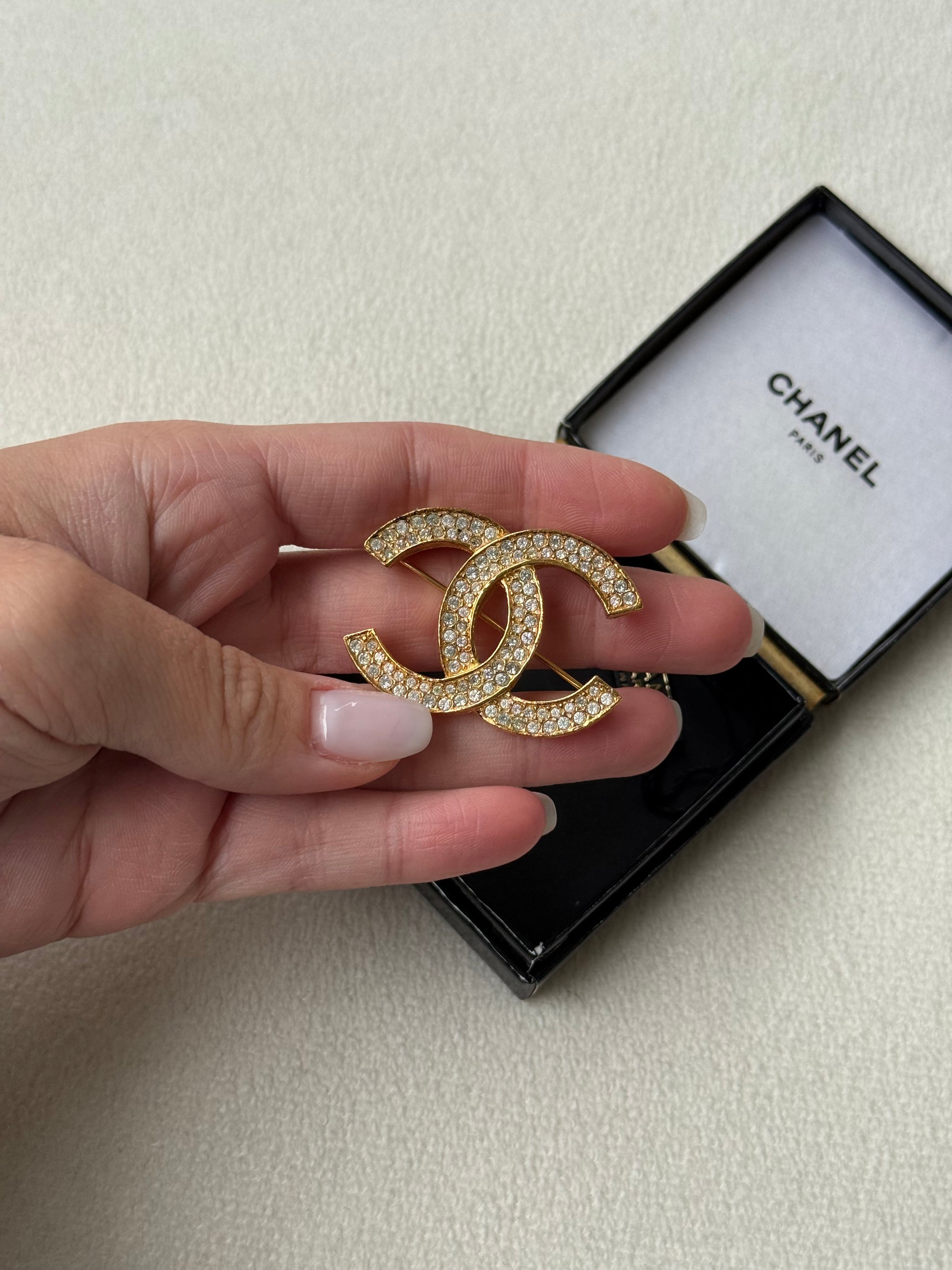 Broche Chanel vintage - CC ornée de strass
