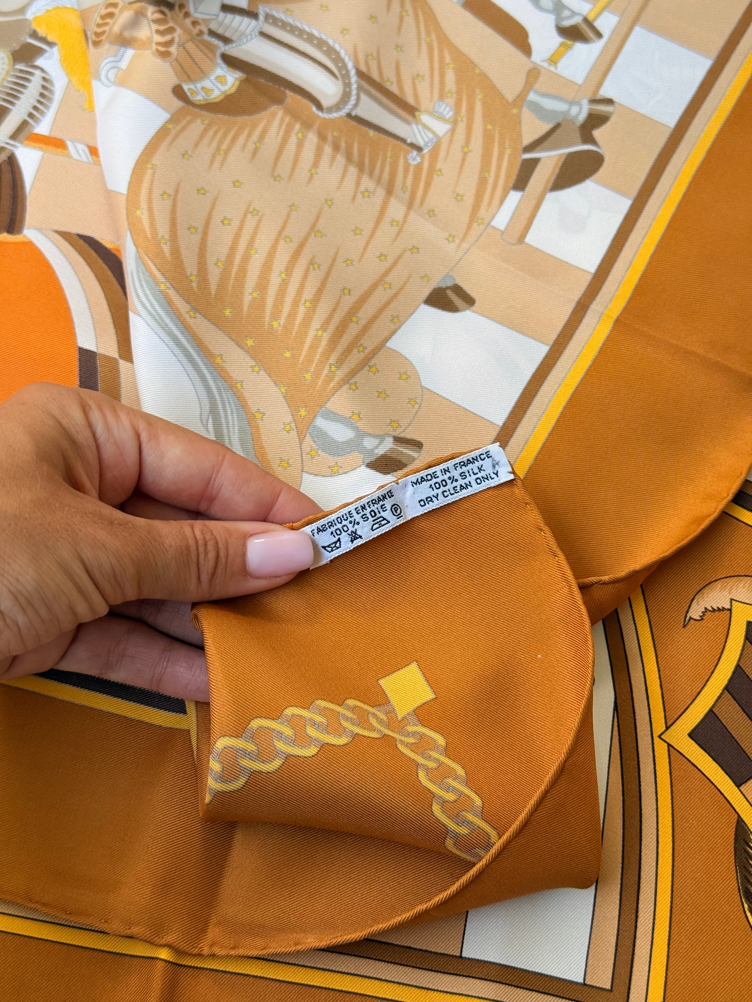 Foulard Hermès – Modèle Choc en plumes