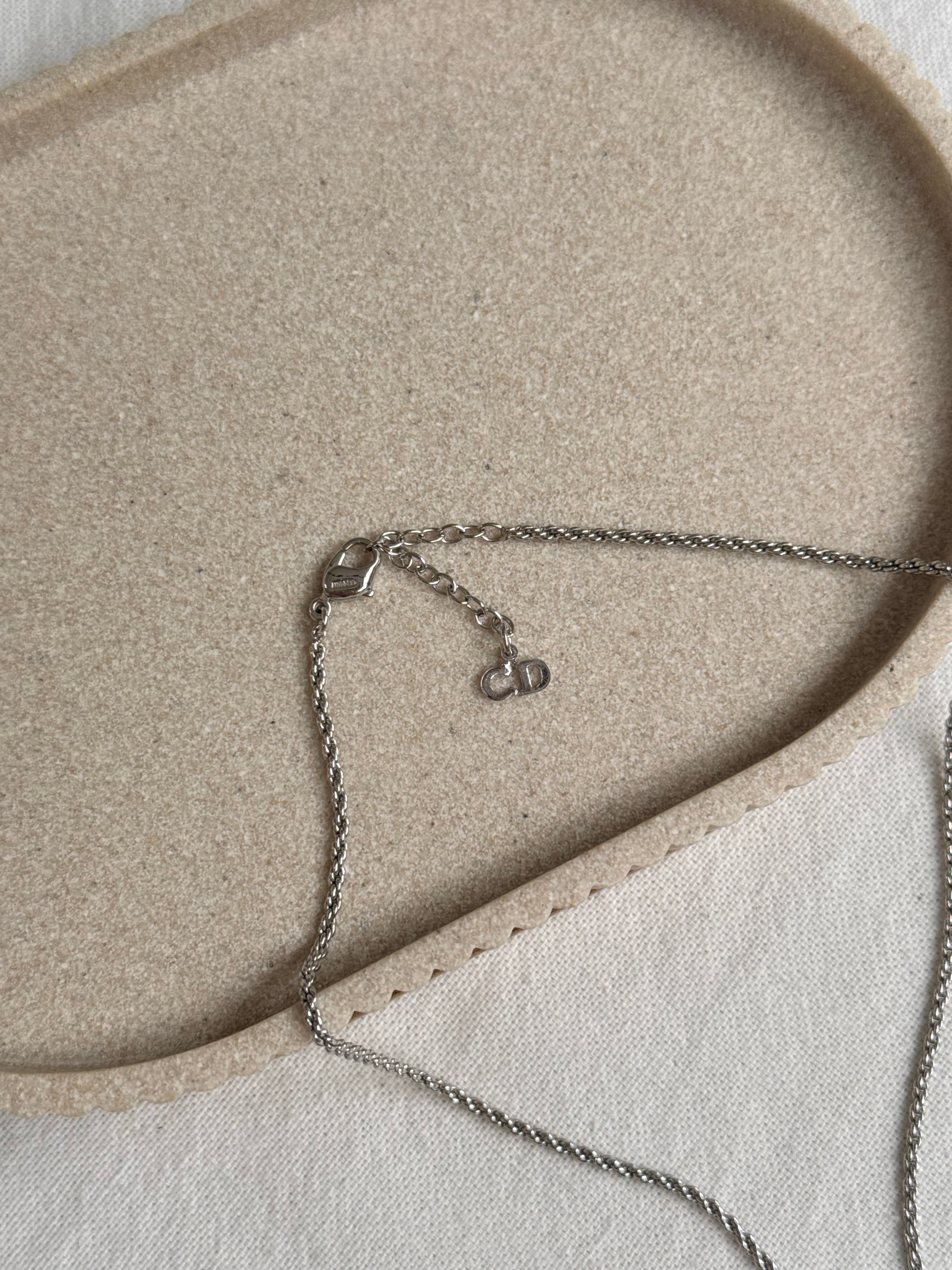 Collier Christian Dior vintage - Médaillon inscription Dior argenté