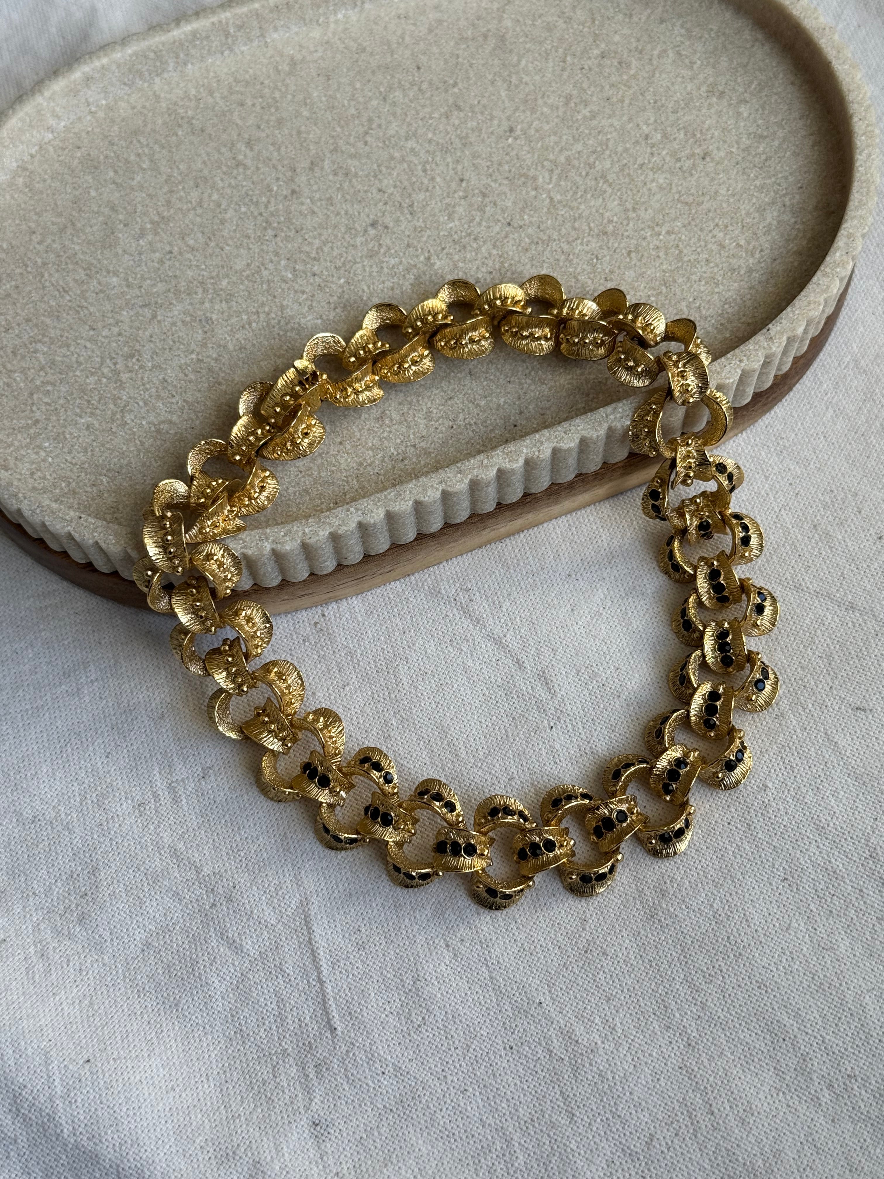 Collier doré vintage - Maillons texturés et strass noirs