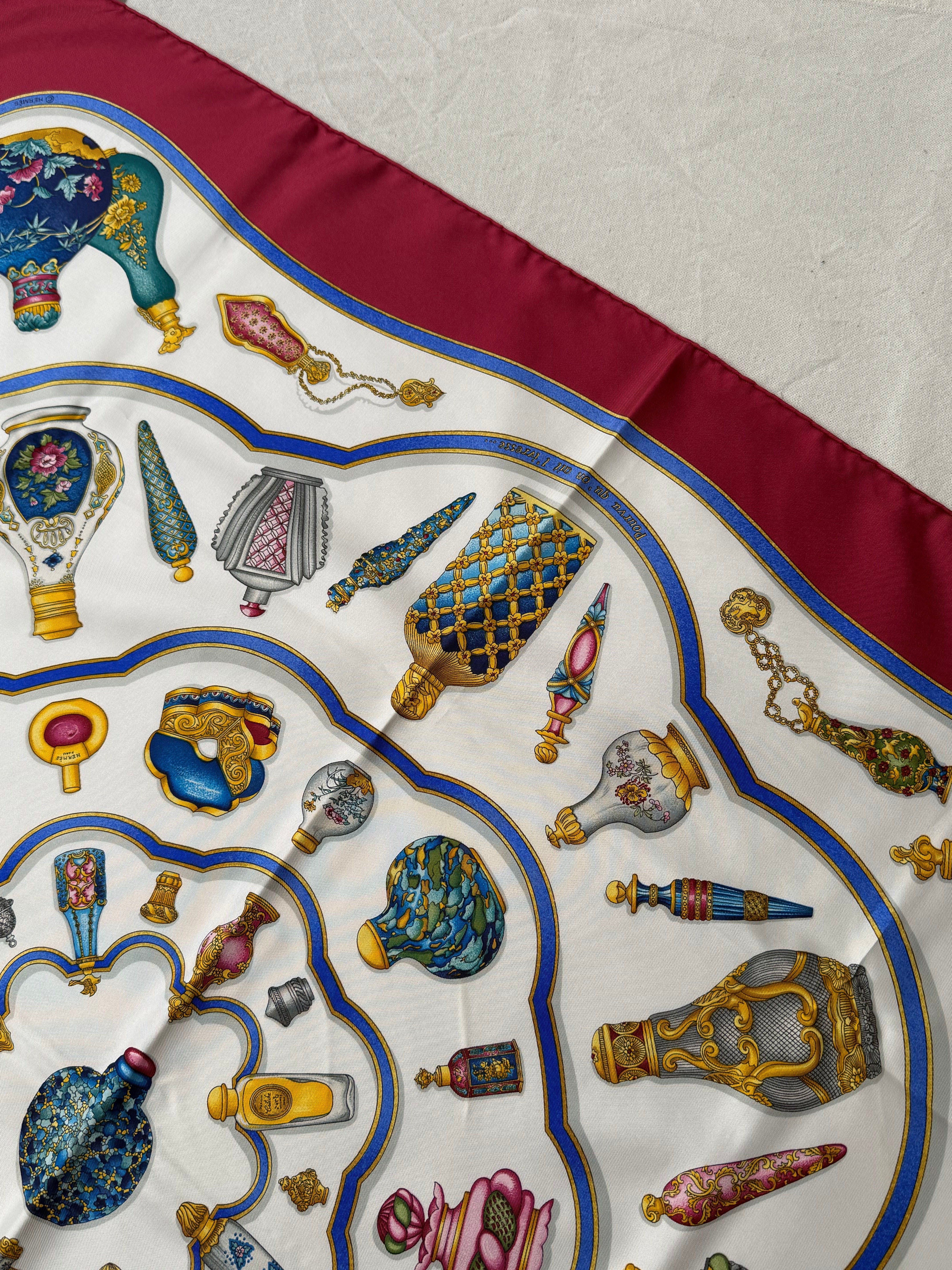 Foulard Hermès – Modèle Qu’importe Le Flacon