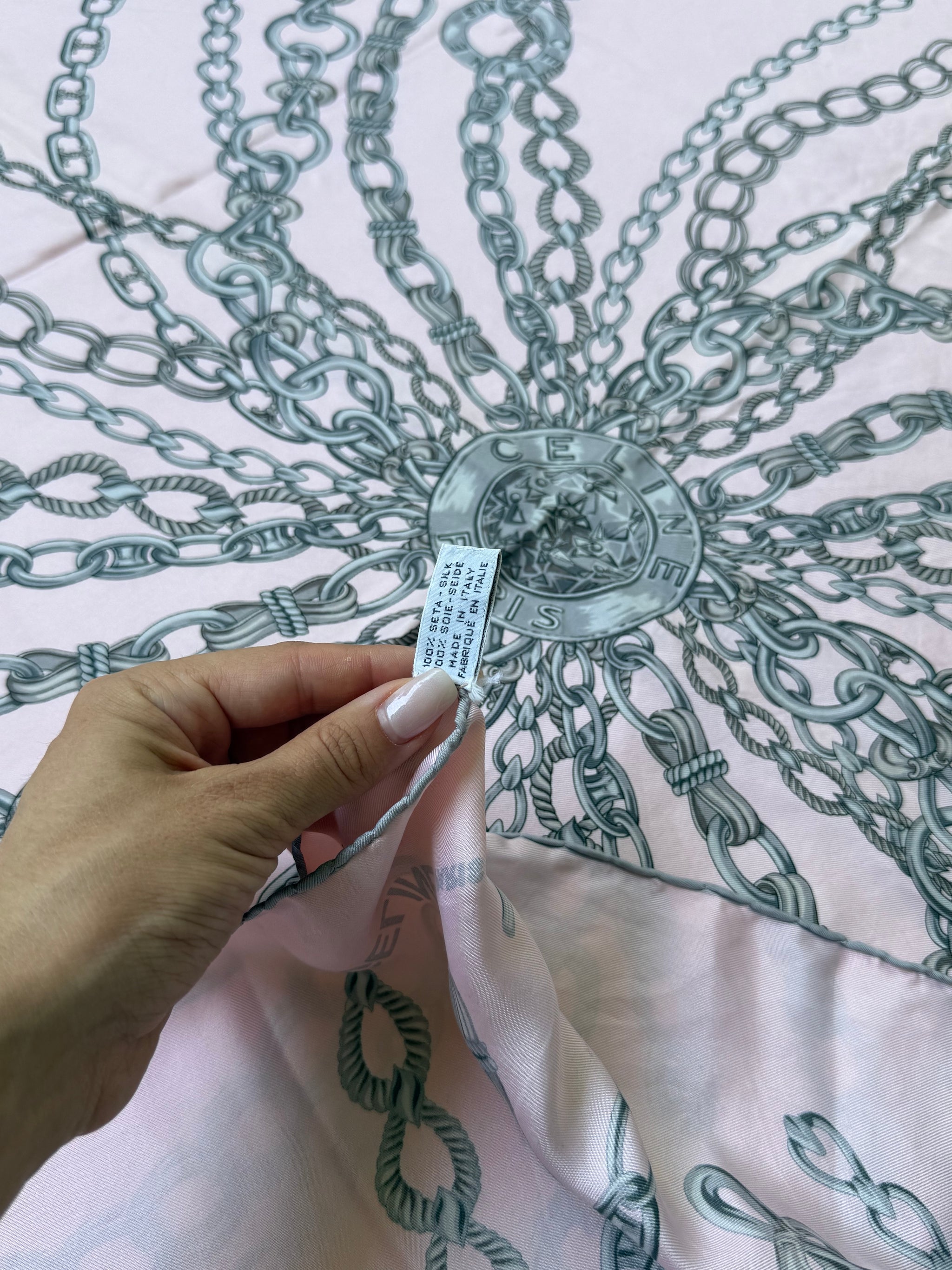 Foulard Céline – Modèle rose clair et chaînes argentées