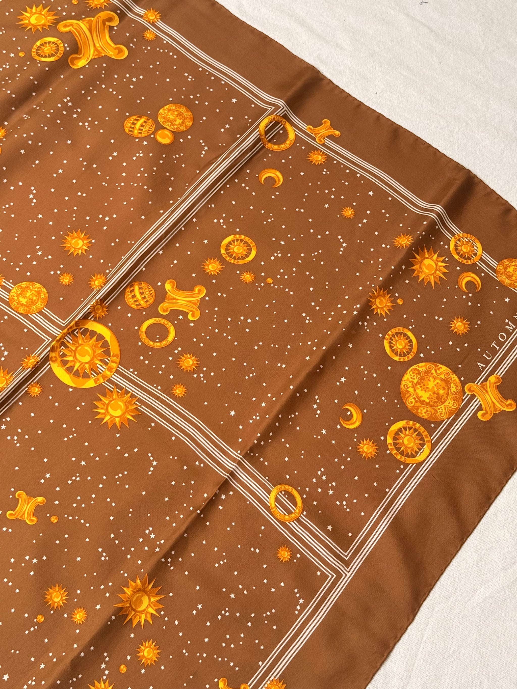Foulard Céline – Marron et motifs célestes