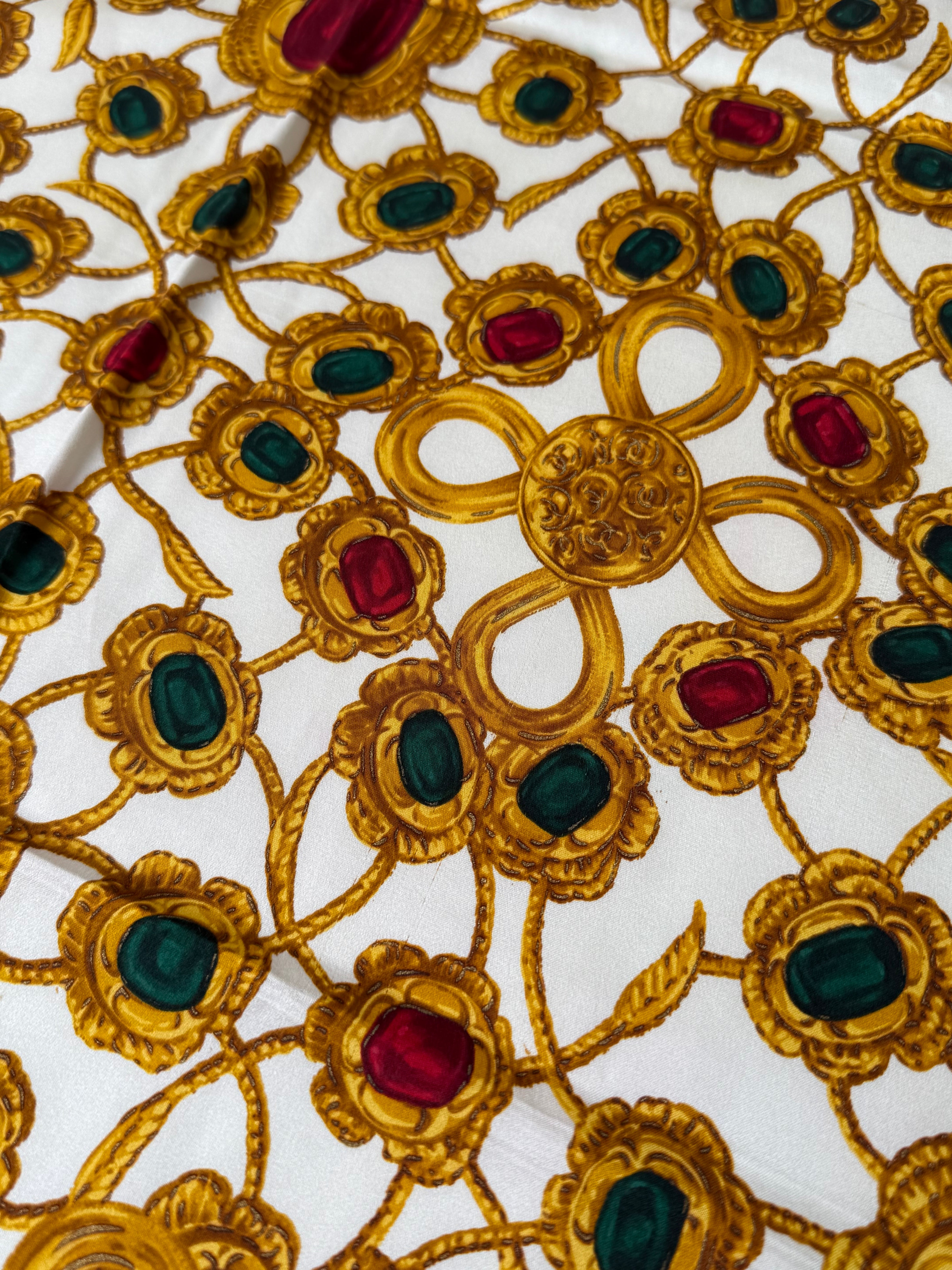 Foulard Chanel – Modèle blanc et bijouteries