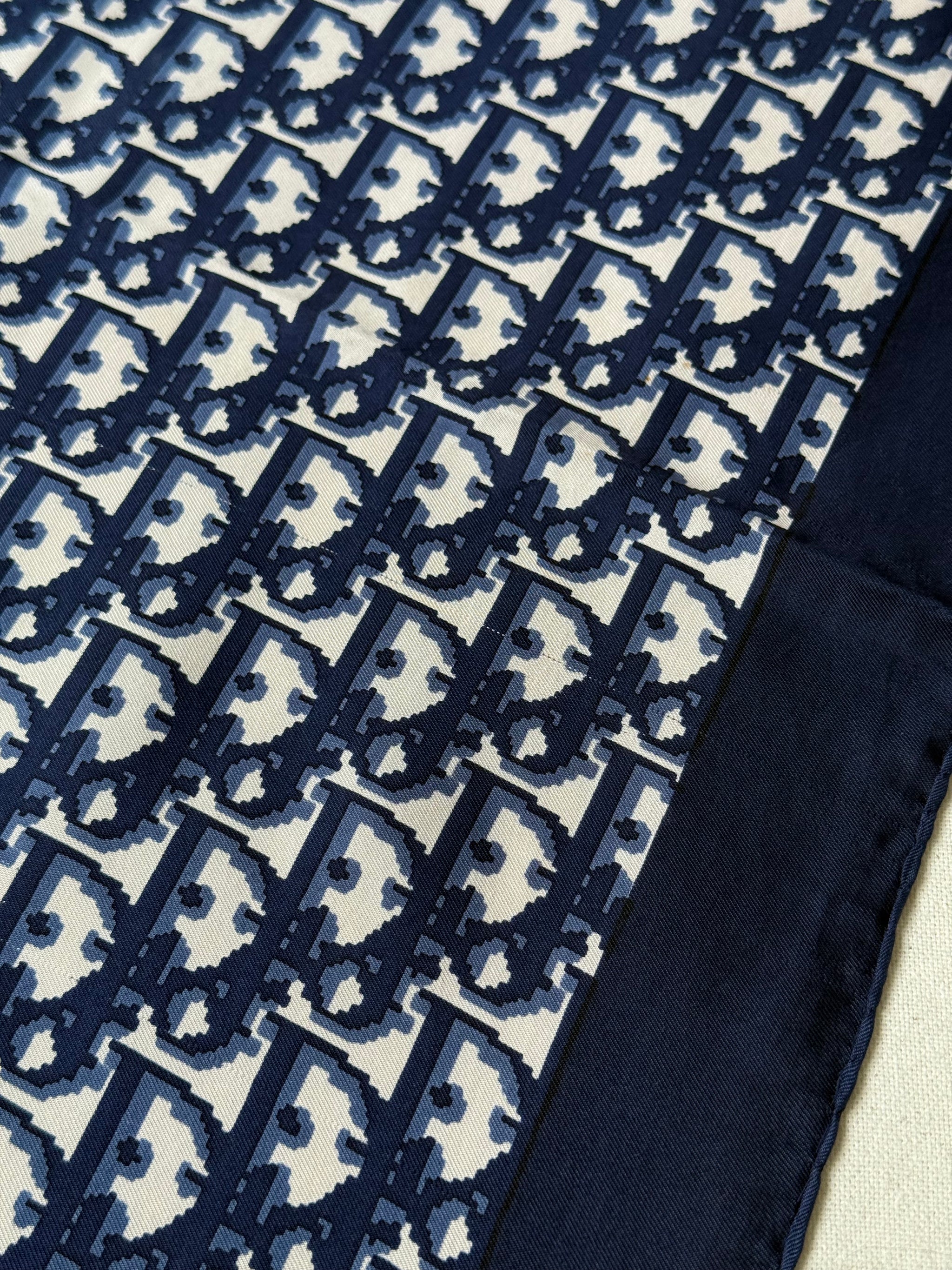 Foulard Christian Dior – Modèle monogramme bleu