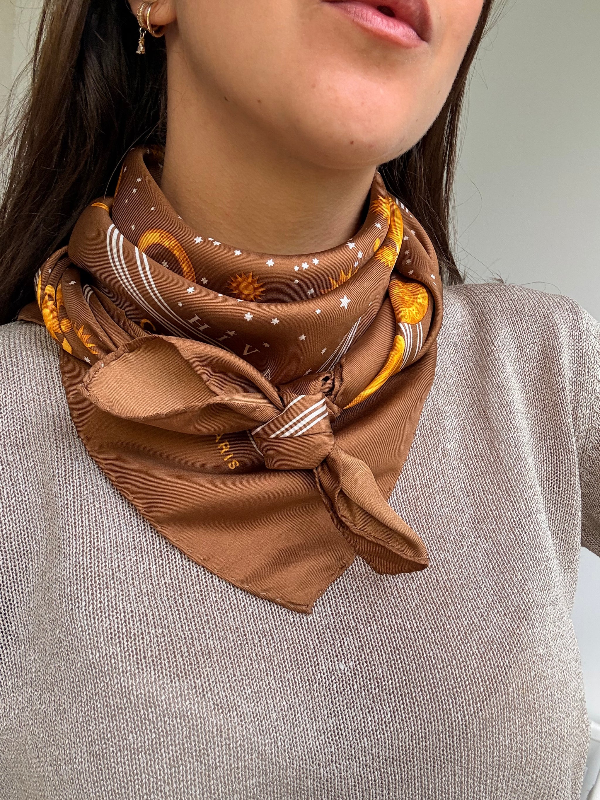 Foulard Céline – Marron et motifs célestes