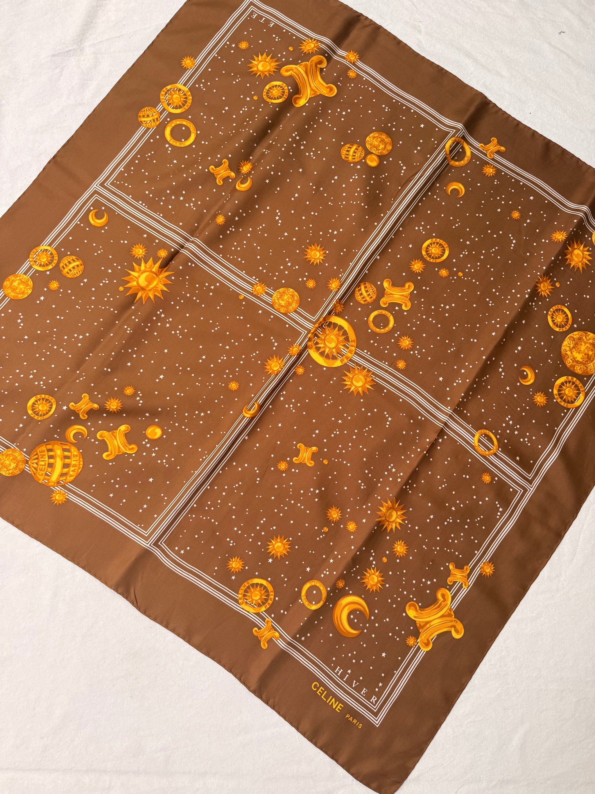 Foulard Céline – Marron et motifs célestes