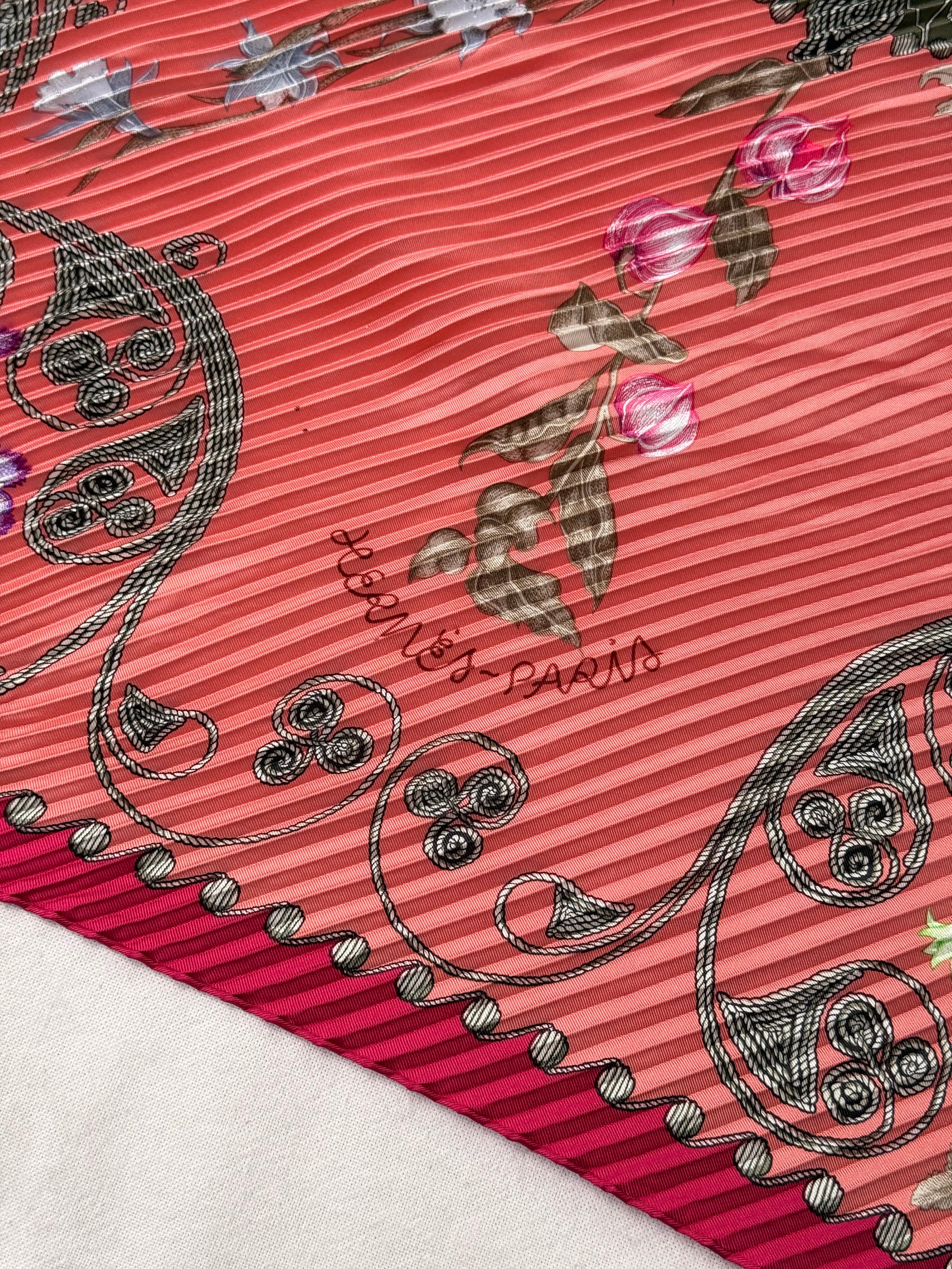 Foulard Hermès plissé – Modèle Arabesques