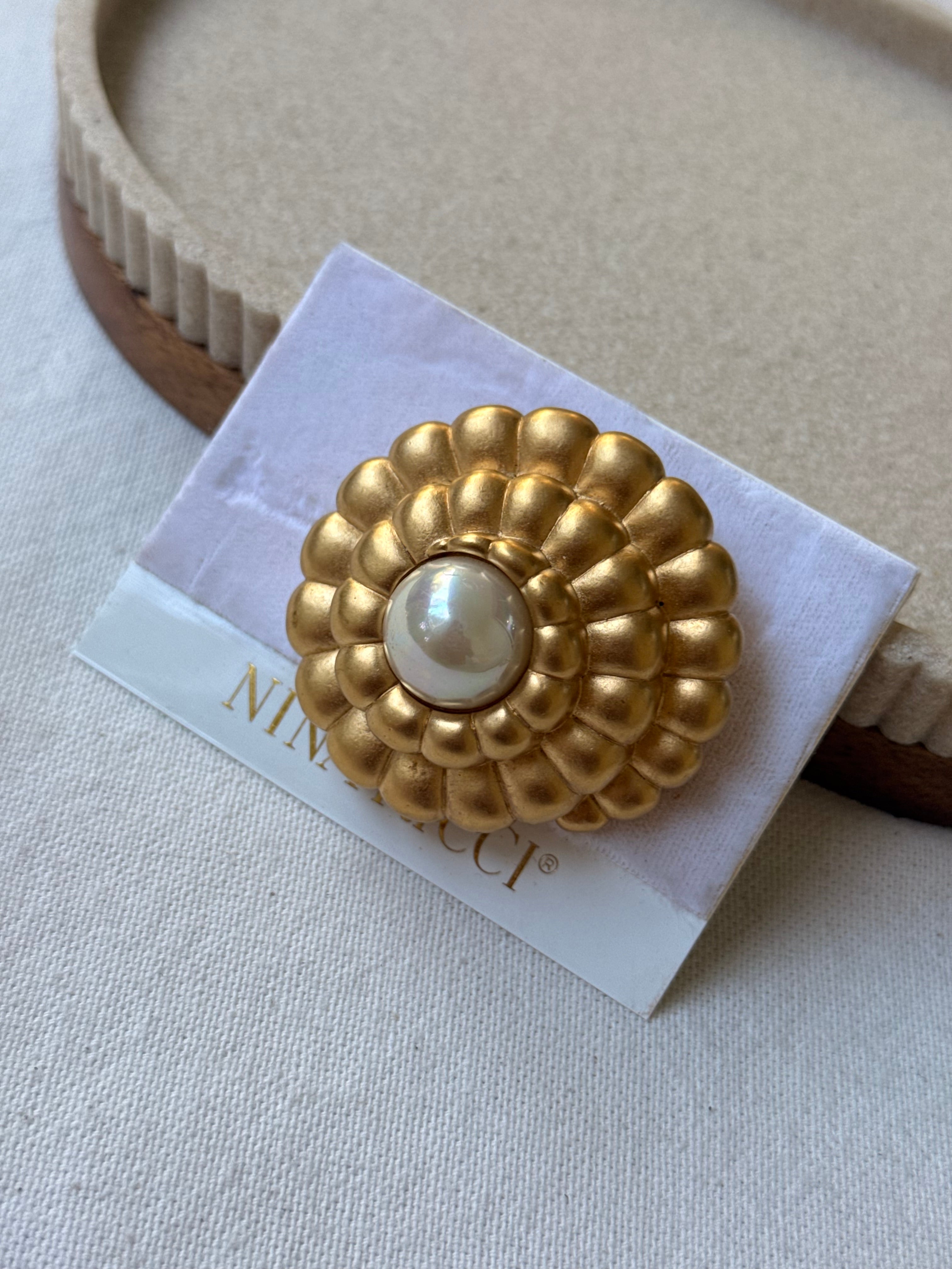 Broche Nina Ricci vintage - Fleur dorée et perle centrale