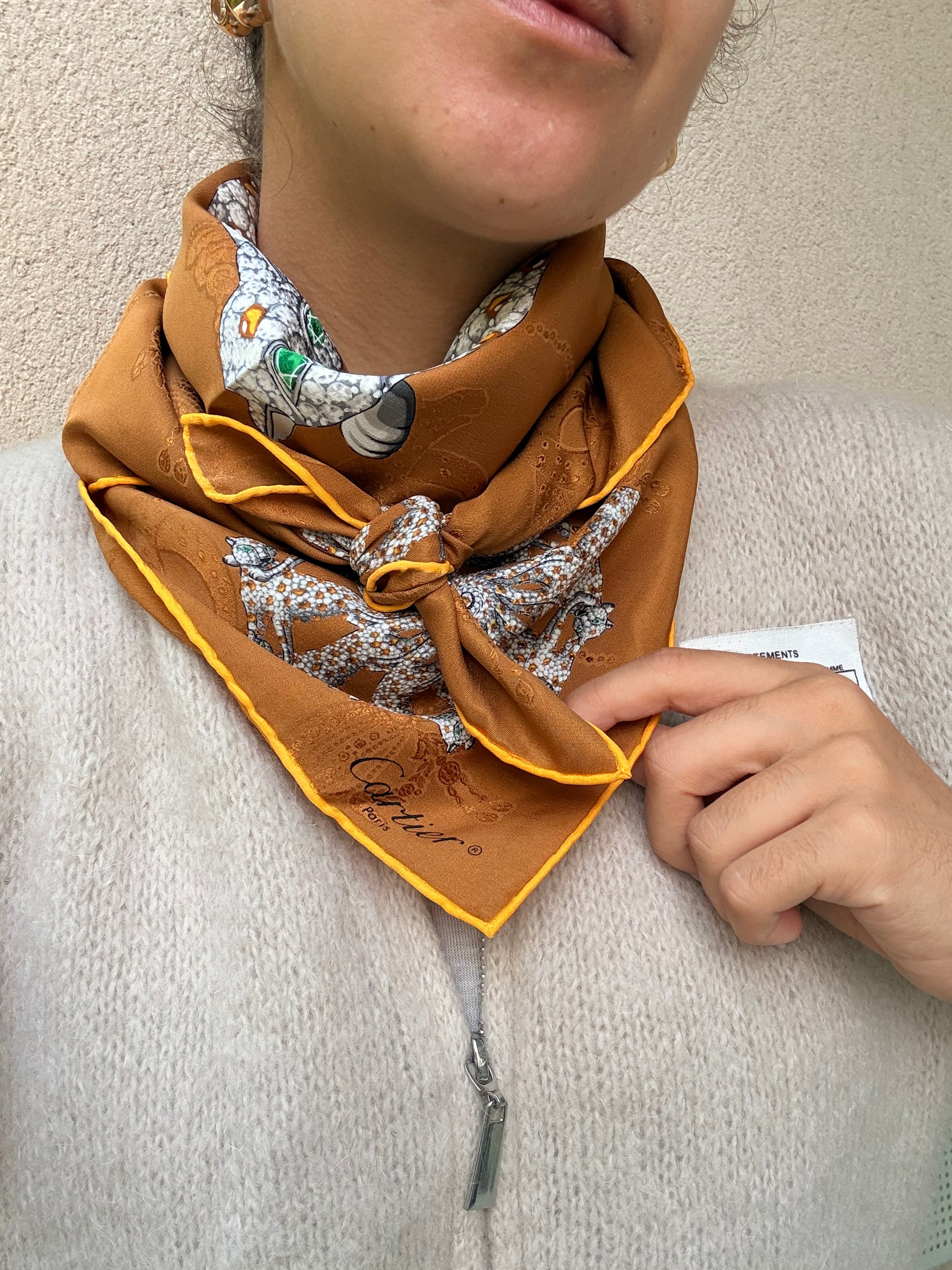 Foulard Cartier – Motif panthère et bijouterie camel