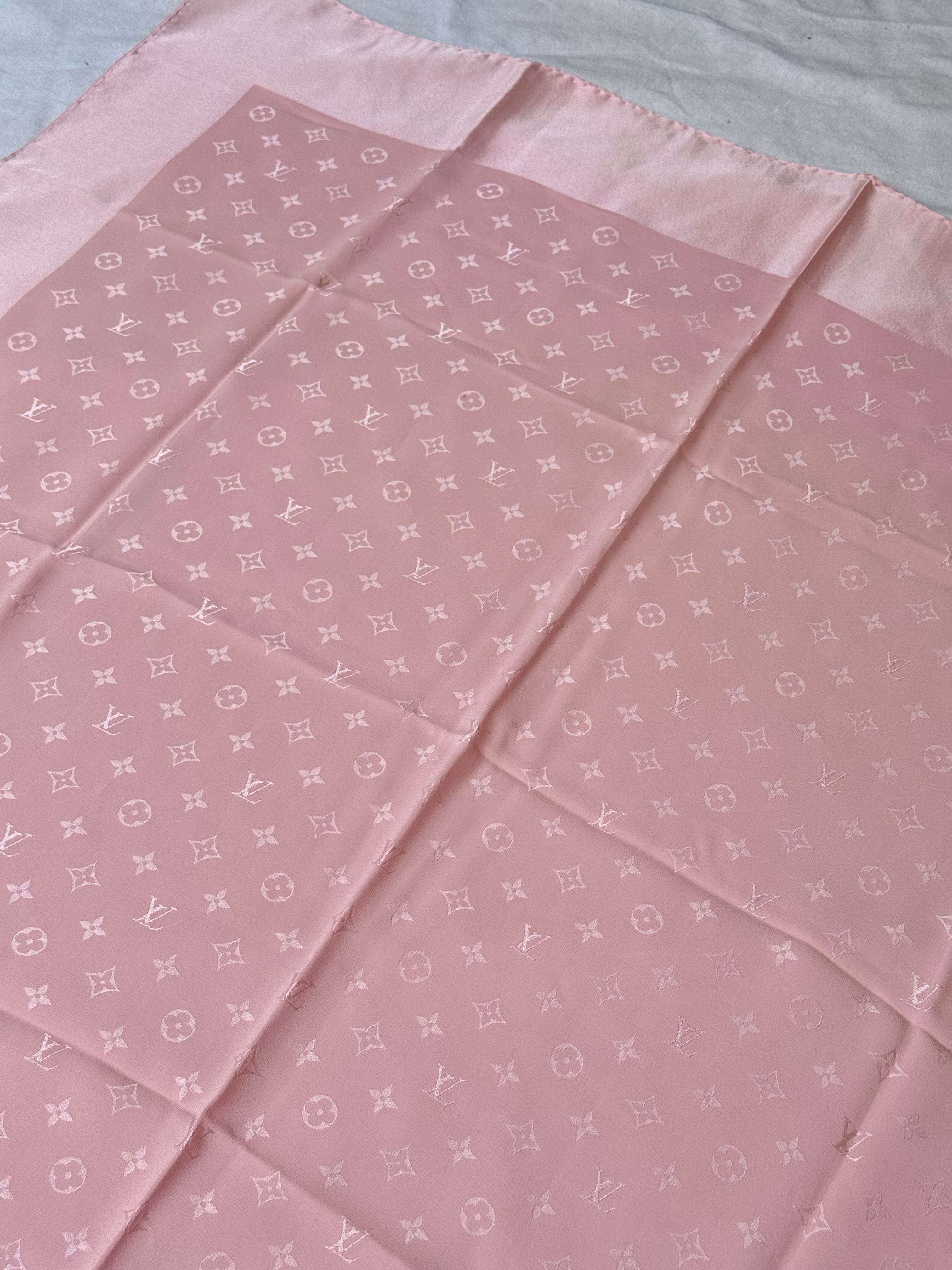 Foulard Louis Vuitton – Motifs monogramme rose
