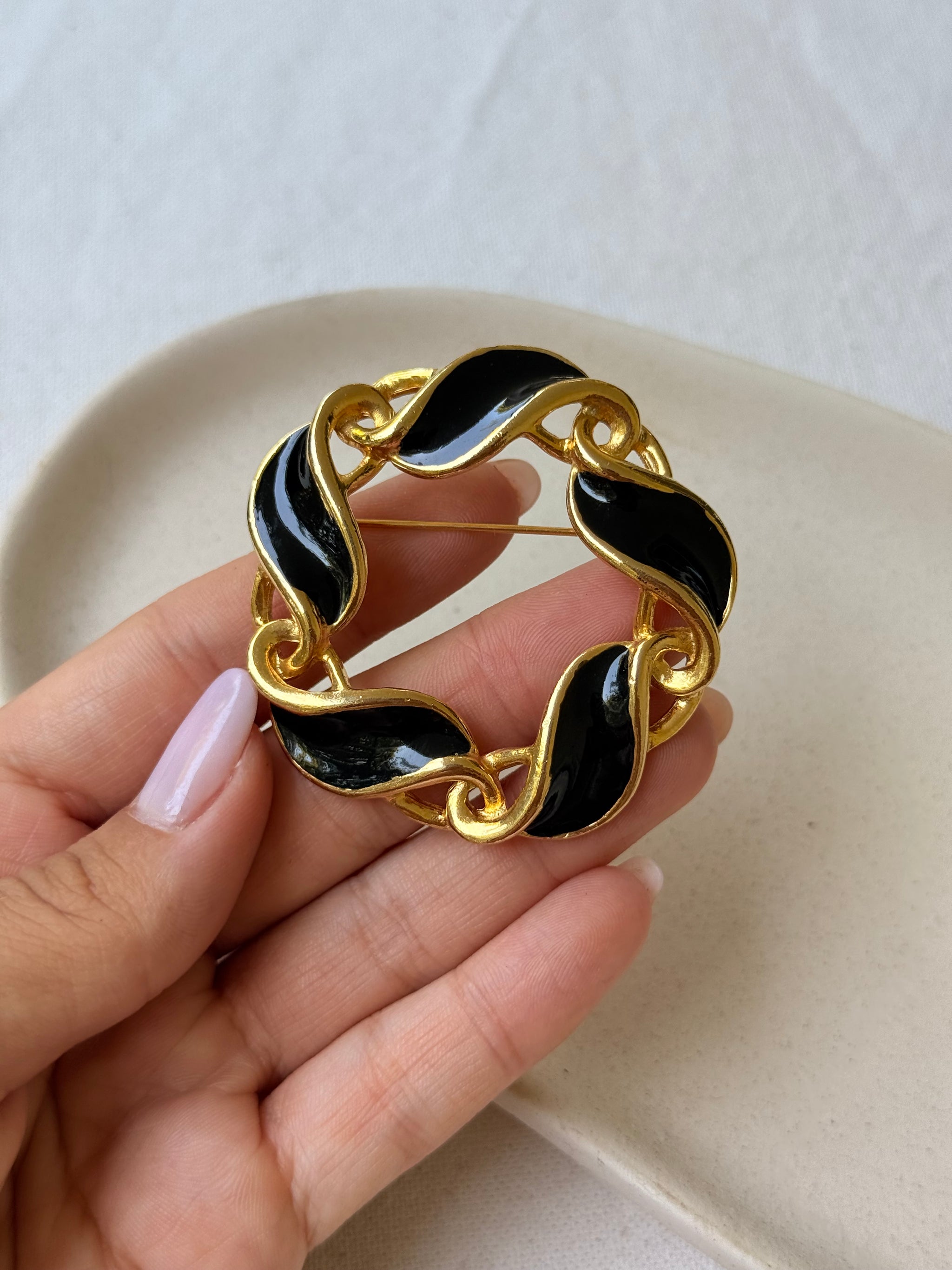 Broche vintage - Motif couronne émaillée noire