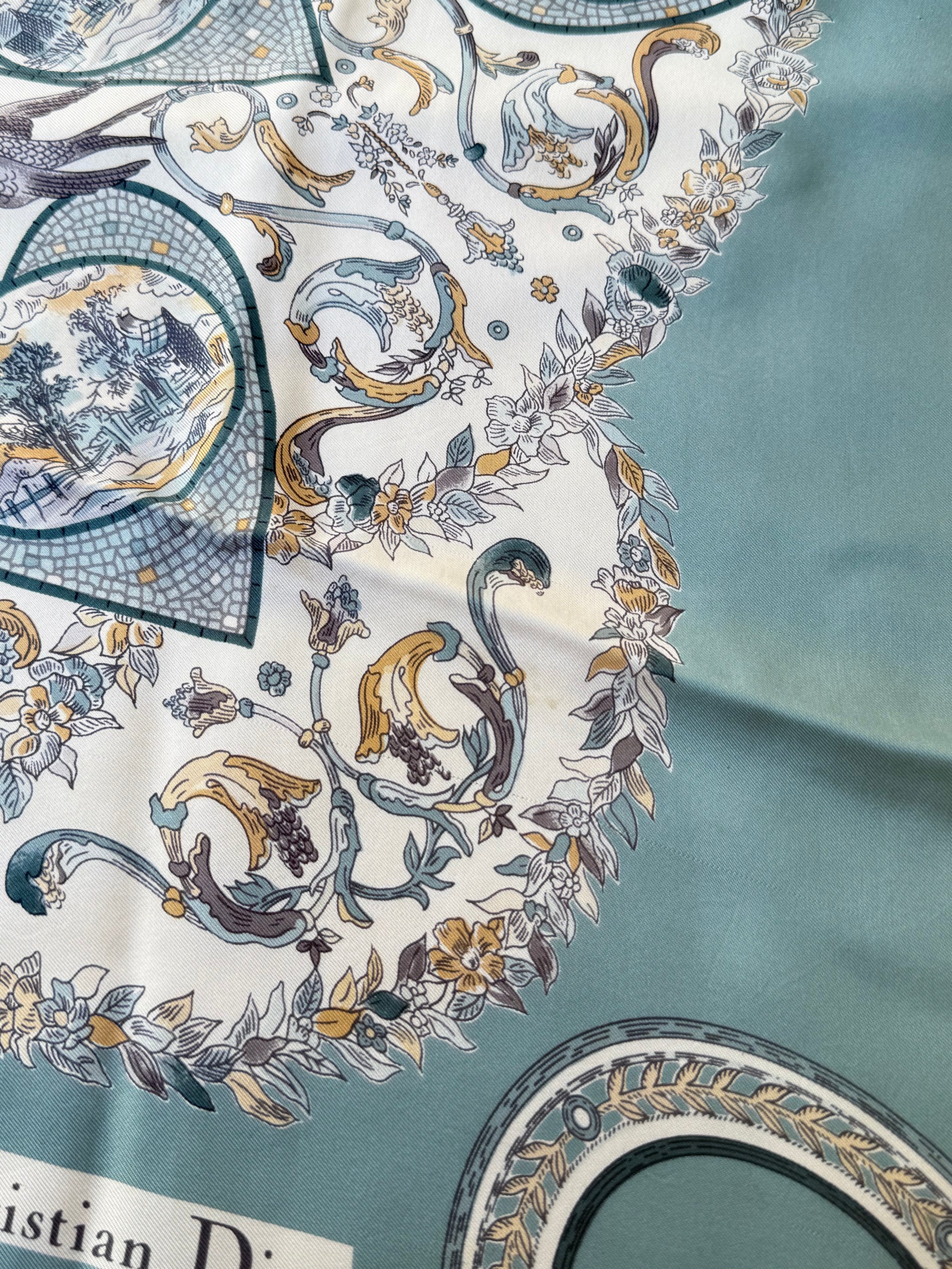 Foulard Christian Dior – Modèle cœurs bleu ciel