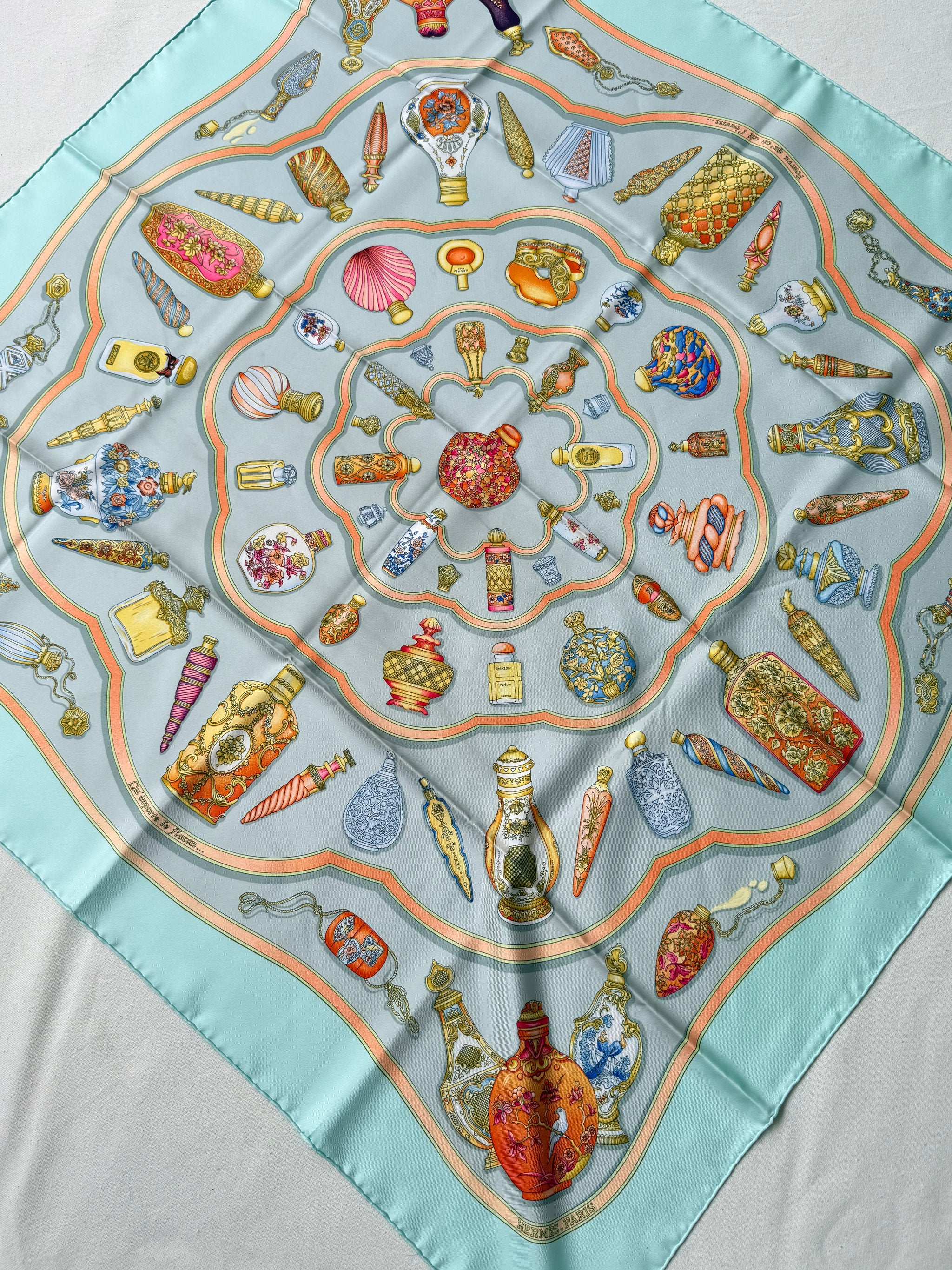 Foulard Hermès – Modèle Qu’importe Le Flacon