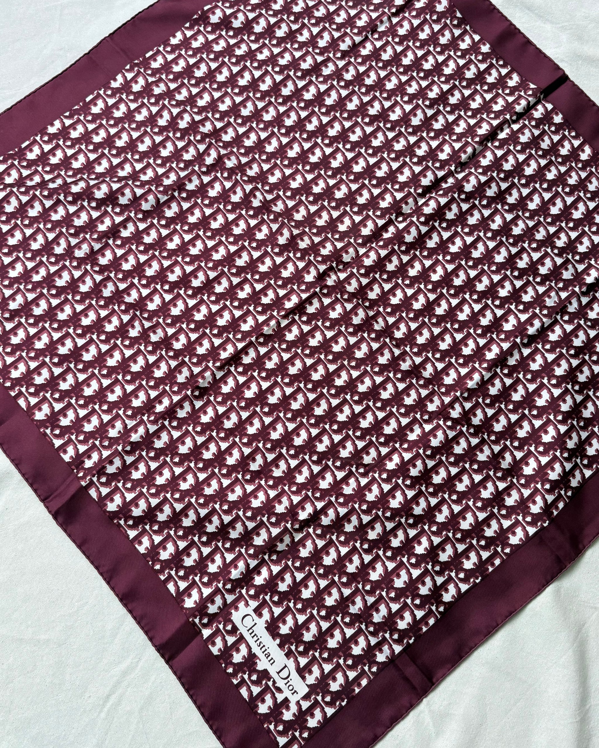 Foulard Christian Dior – Modèle monogramme bordeaux