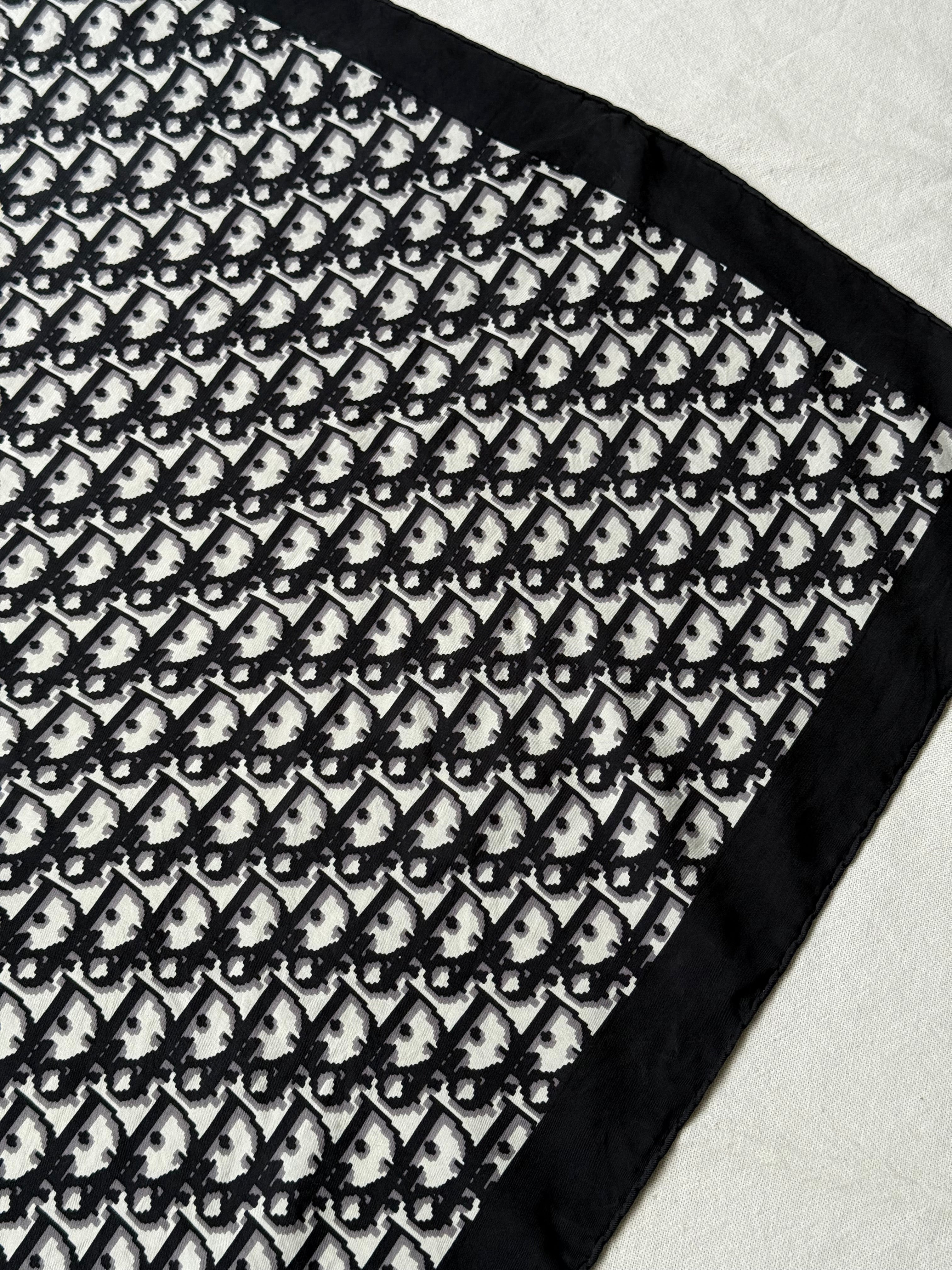 Foulard Christian Dior – Modèle monogramme noir