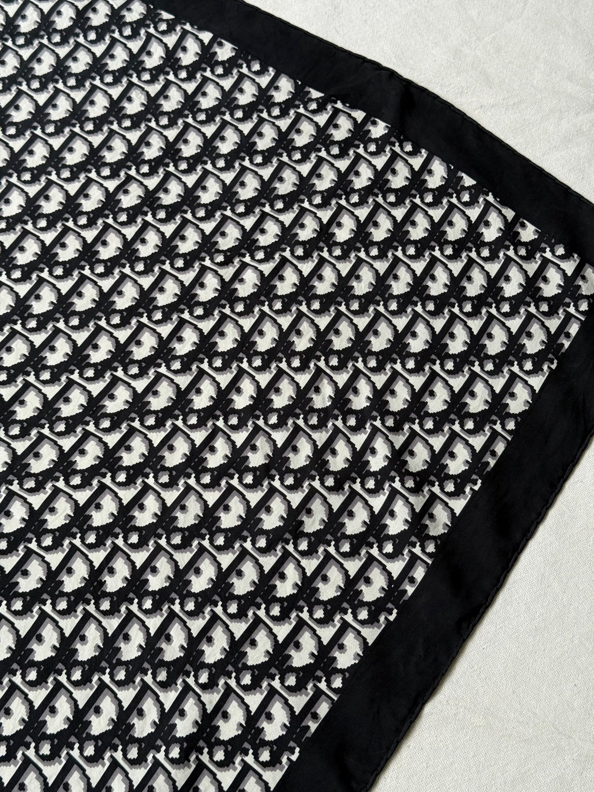 Foulard Christian Dior – Modèle monogramme noir