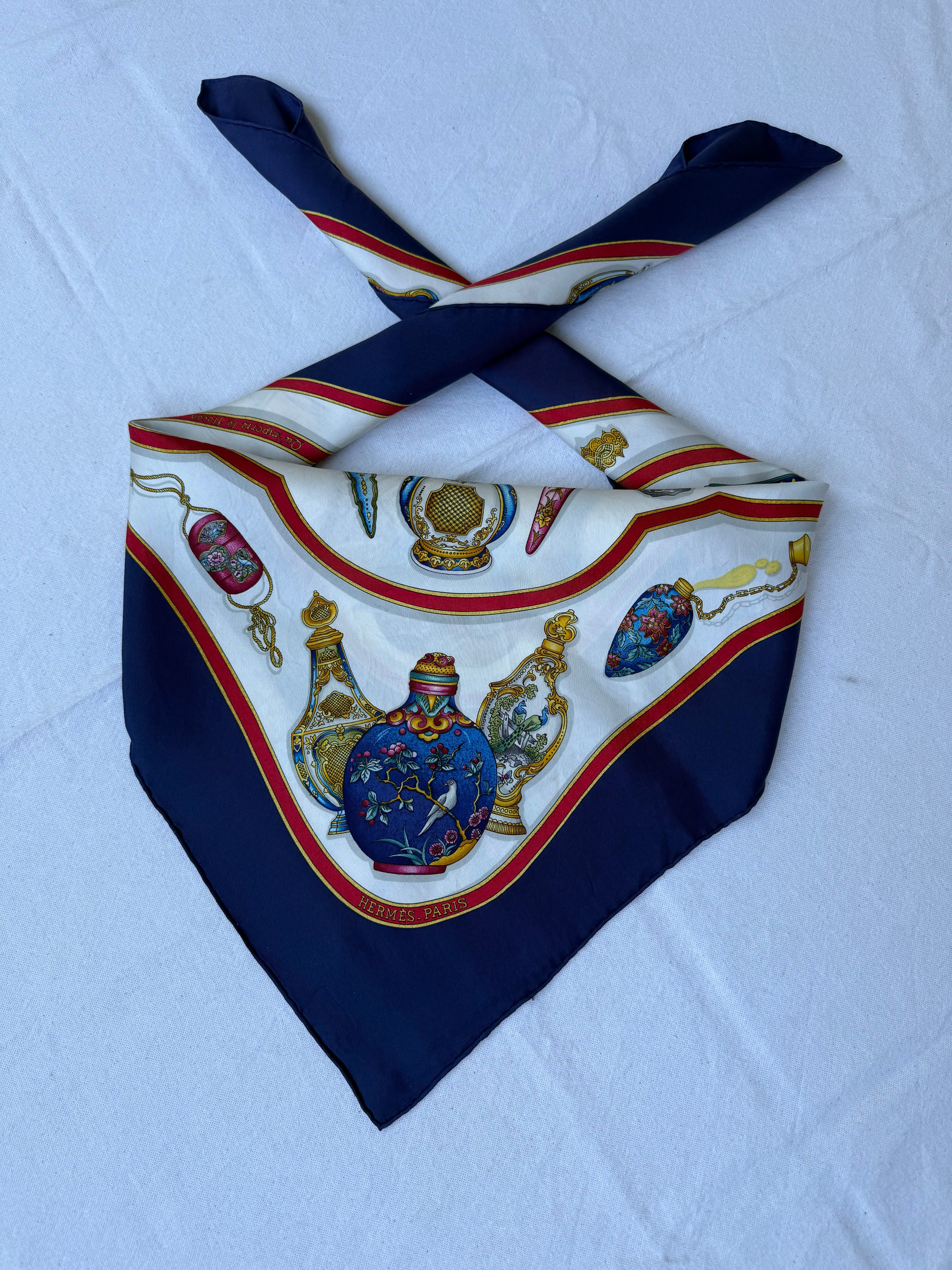 Foulard Hermès – Modèle Flacons