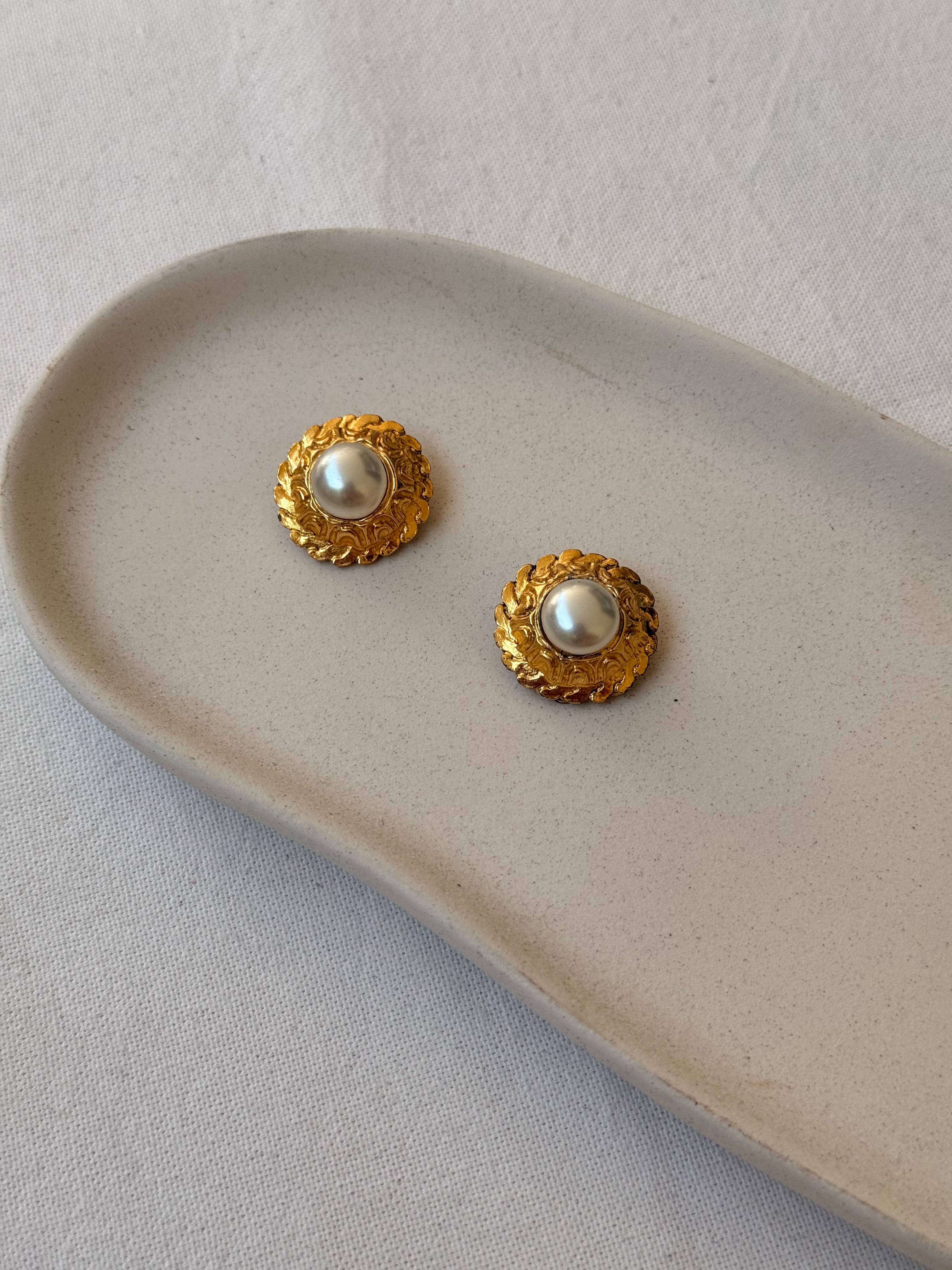 Boucles d’oreilles vintage Chanel - Perles et contour torsadé