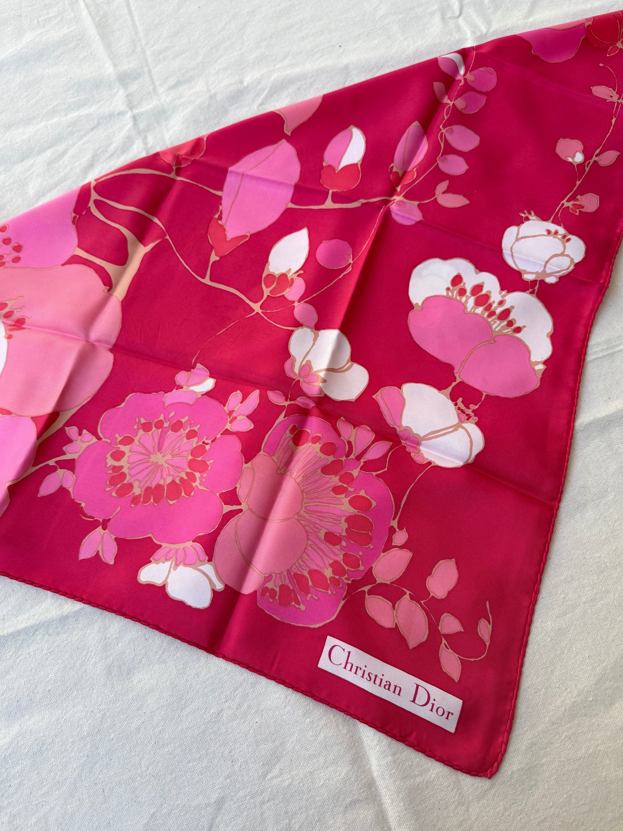 Foulard Christian Dior – Modèle fleurs fuchsia