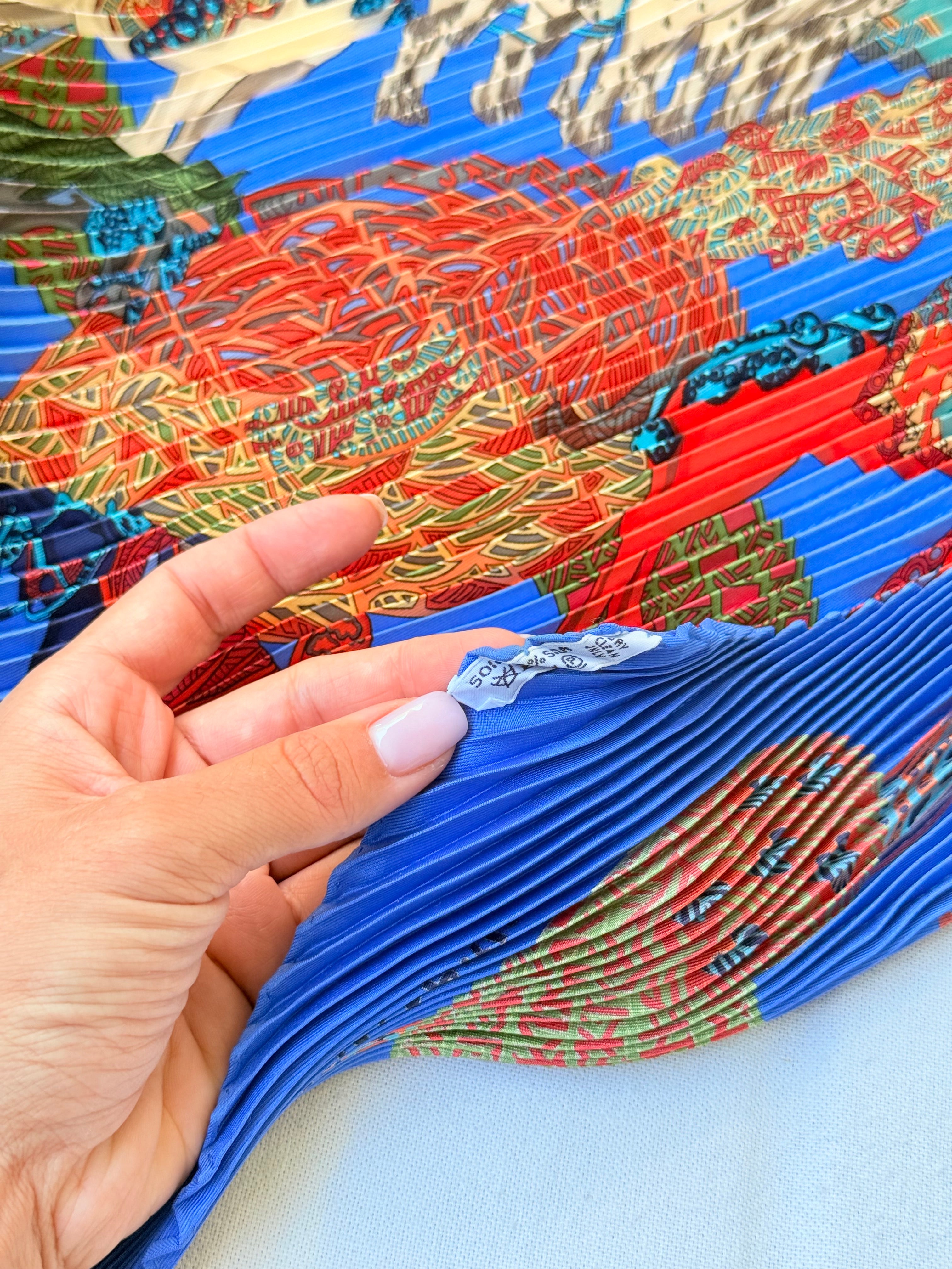 Foulard Hermès plissé – Modèle L’Art des Steppes