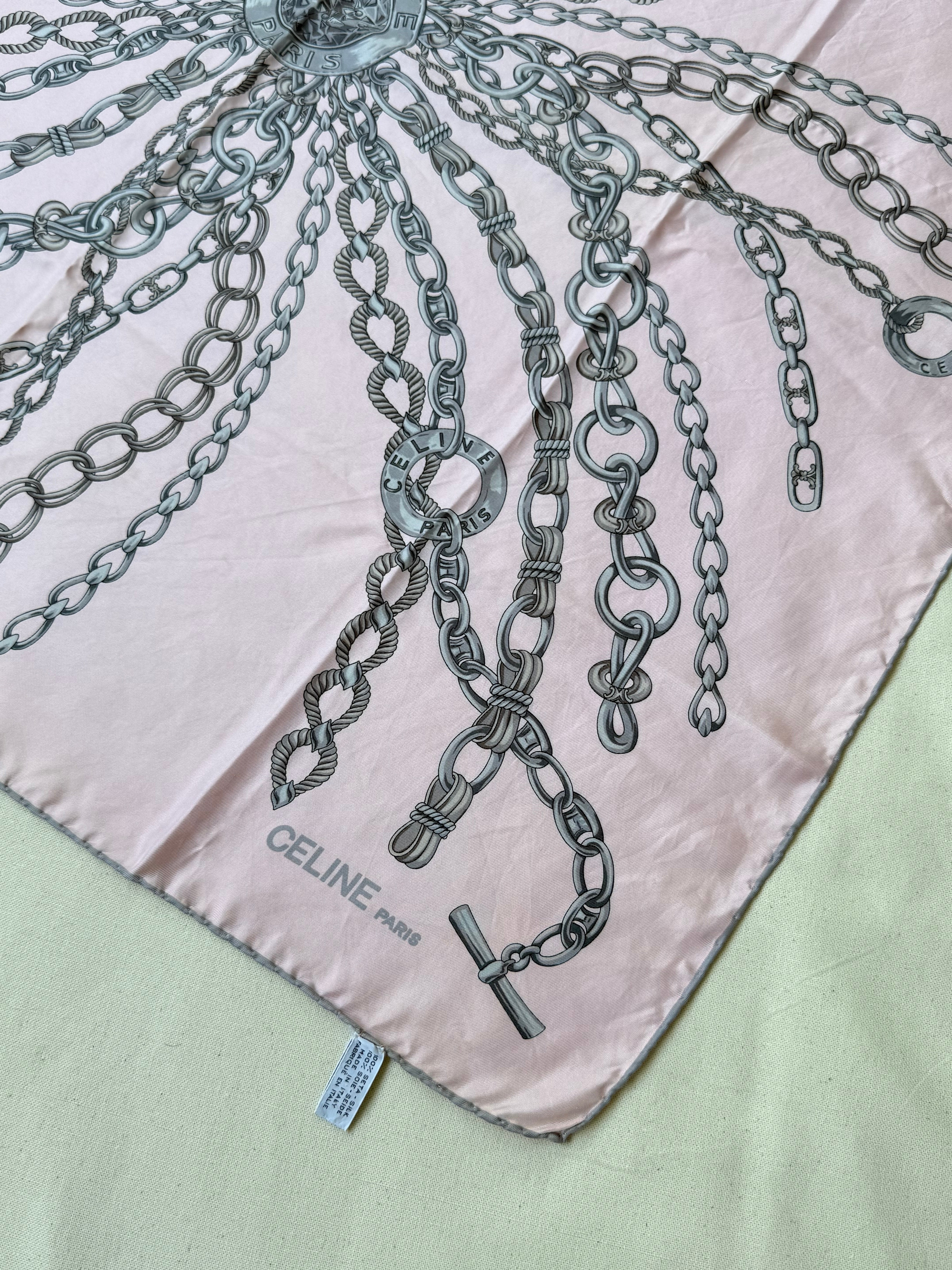 Foulard Céline – Modèle rose clair et chaînes argentées
