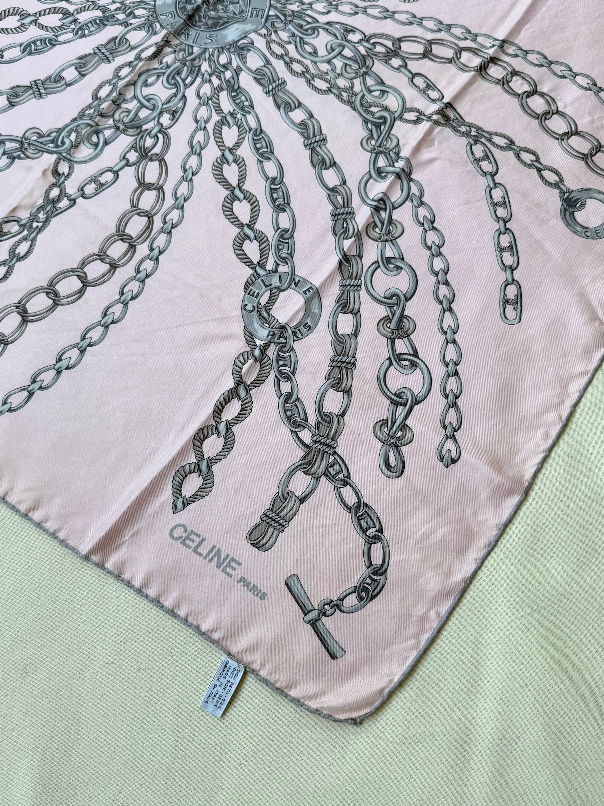 Foulard Céline – Modèle rose clair et chaînes argentées