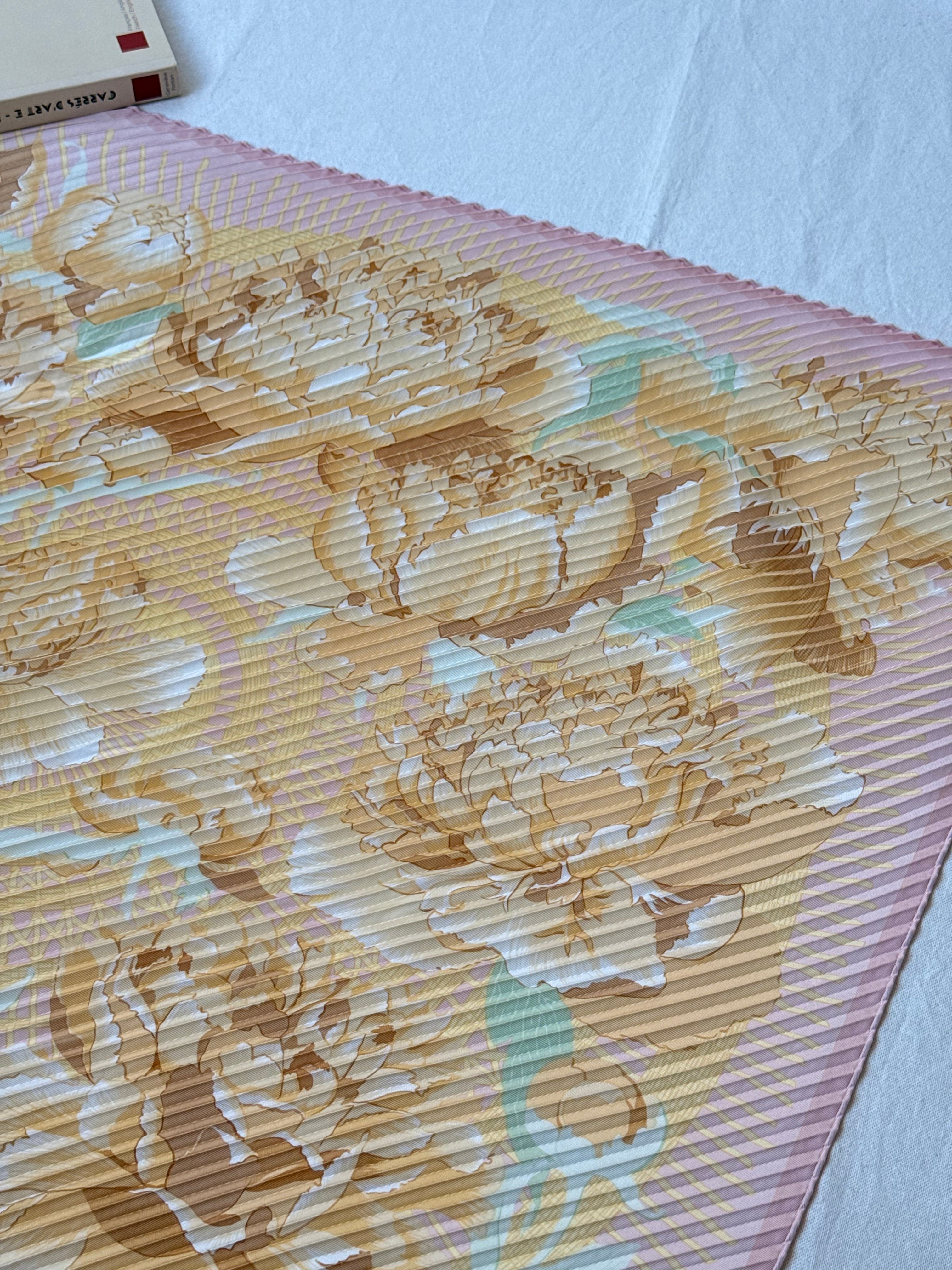 Foulard Hermès plissé – Modèle Les Pivoines