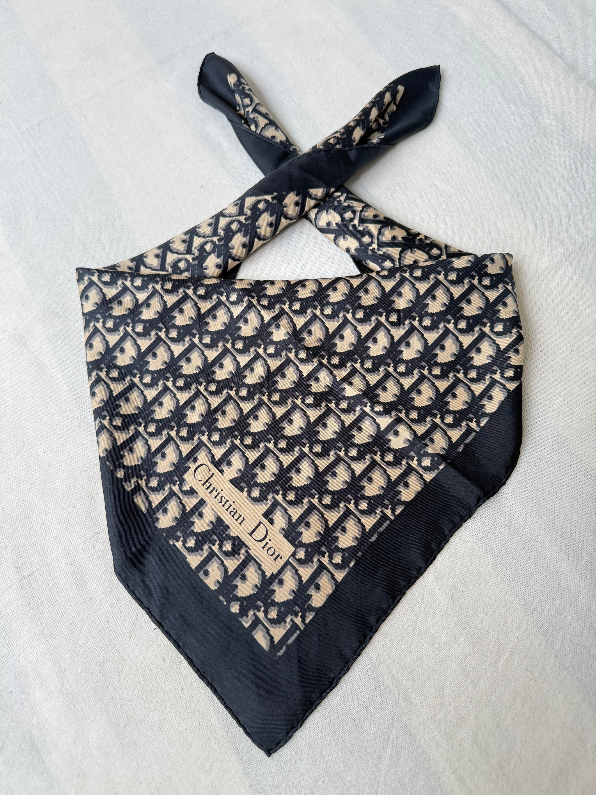 Foulard Christian Dior – Modèle monogramme noir