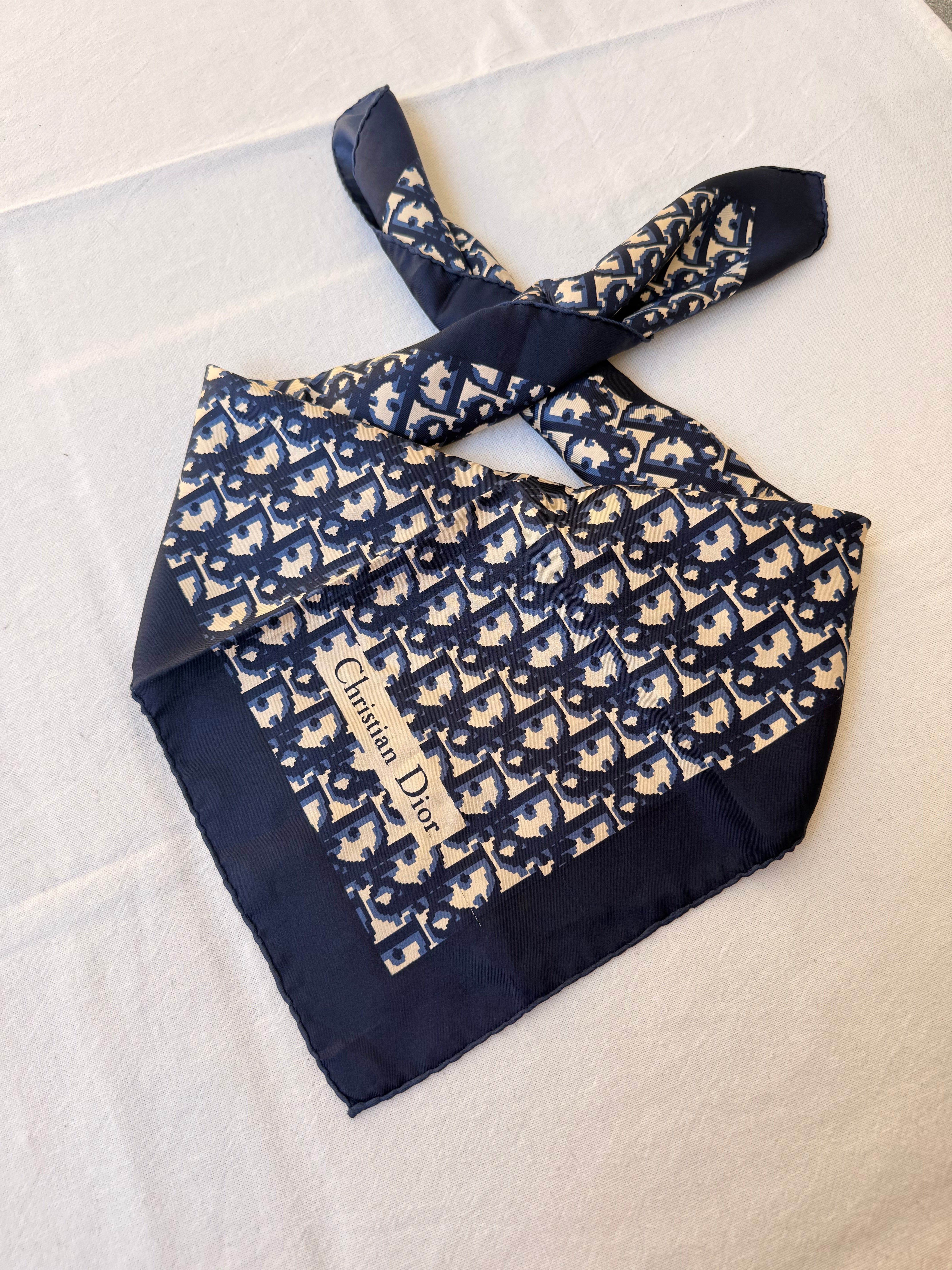 Foulard Christian Dior – Modèle monogramme bleu