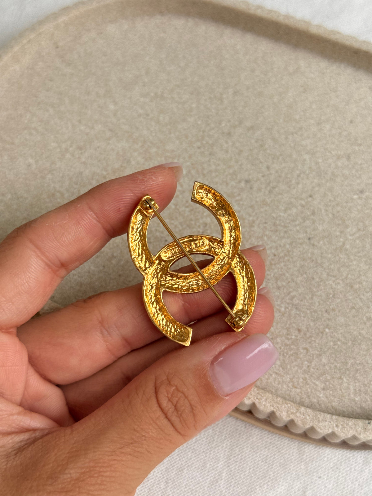 Broche Chanel vintage - CC ornée de strass