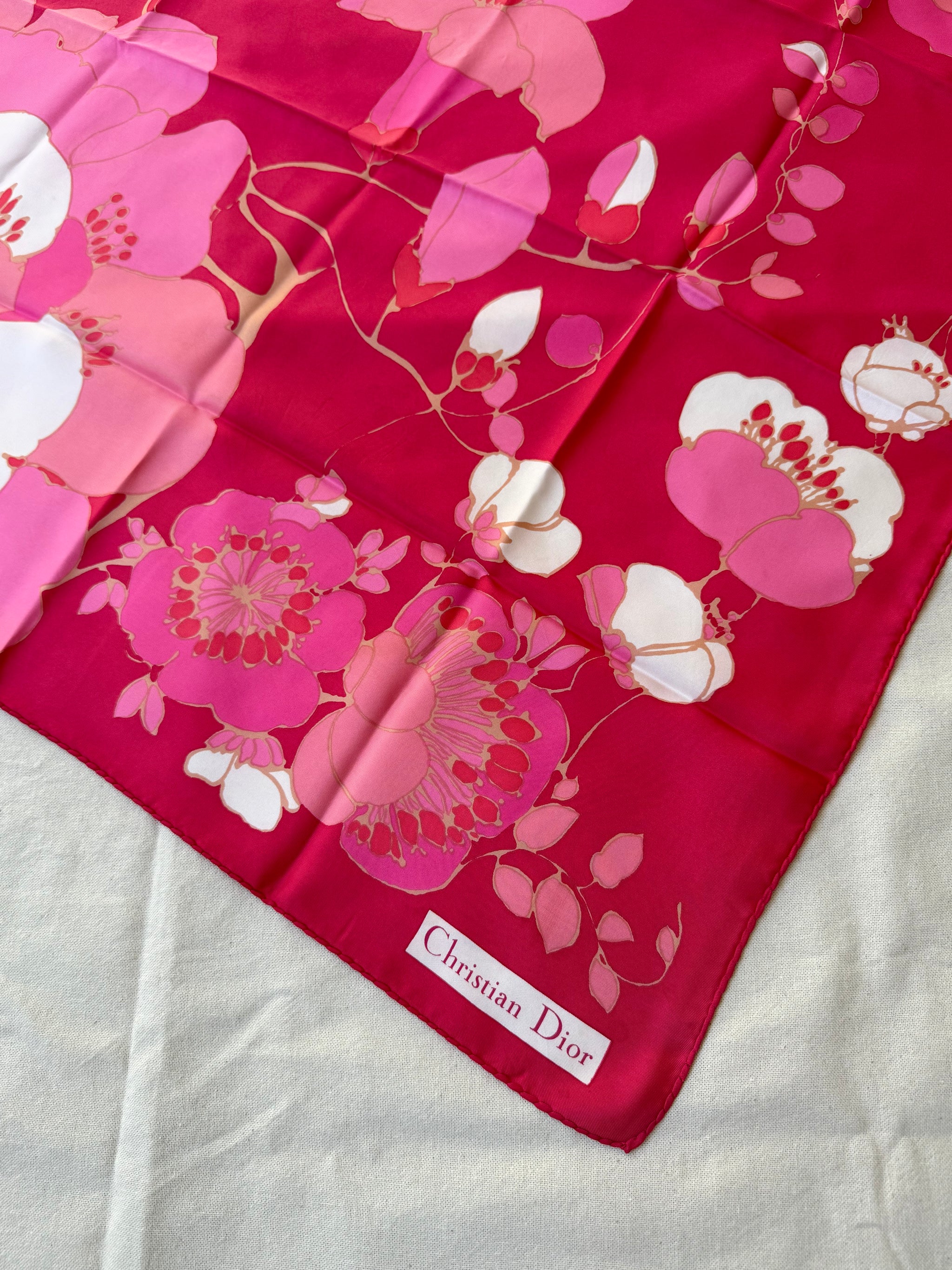 Foulard Christian Dior – Modèle fleurs fuchsia