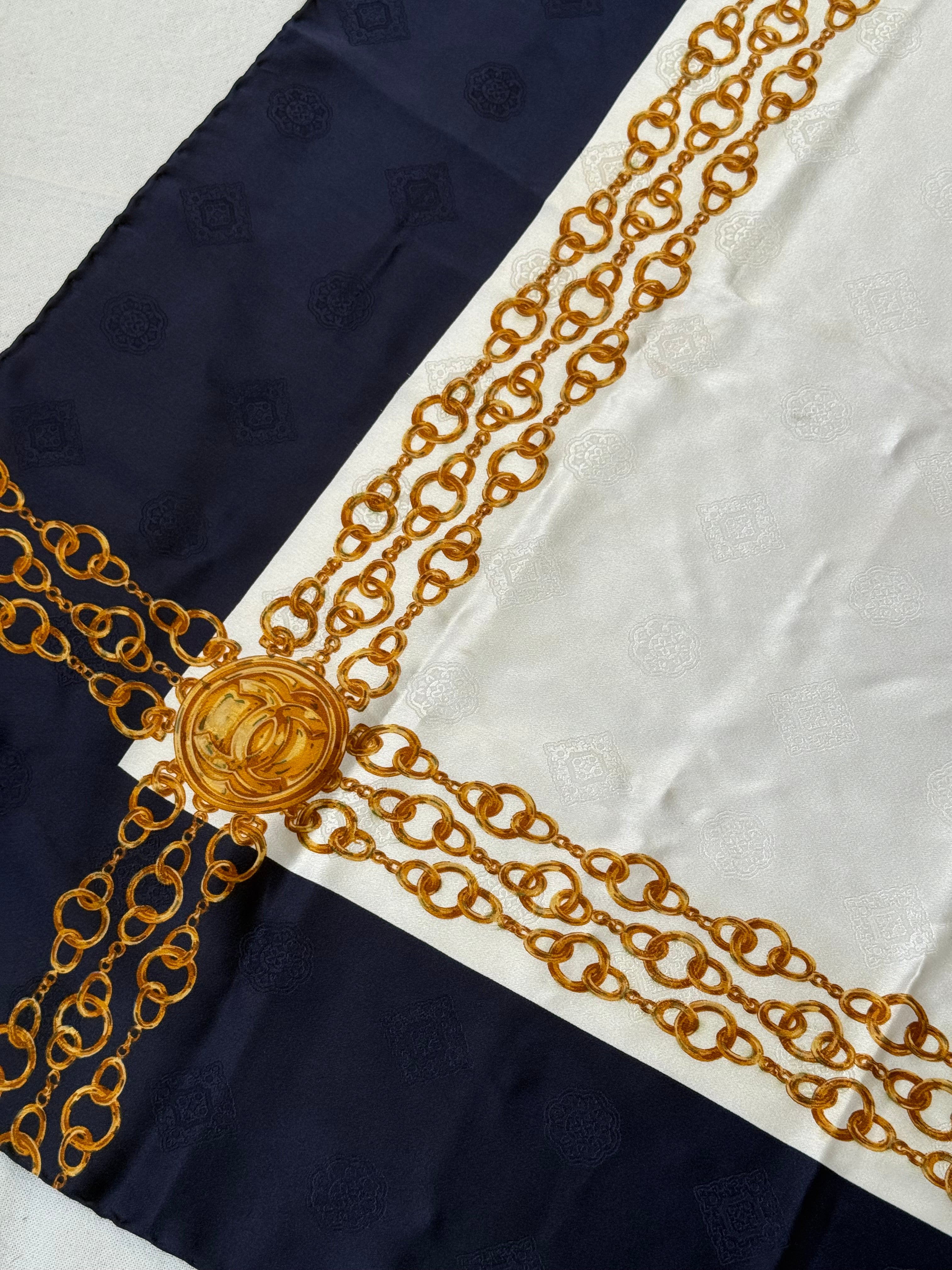 Foulard Chanel - Modèle bleu marine et blanc