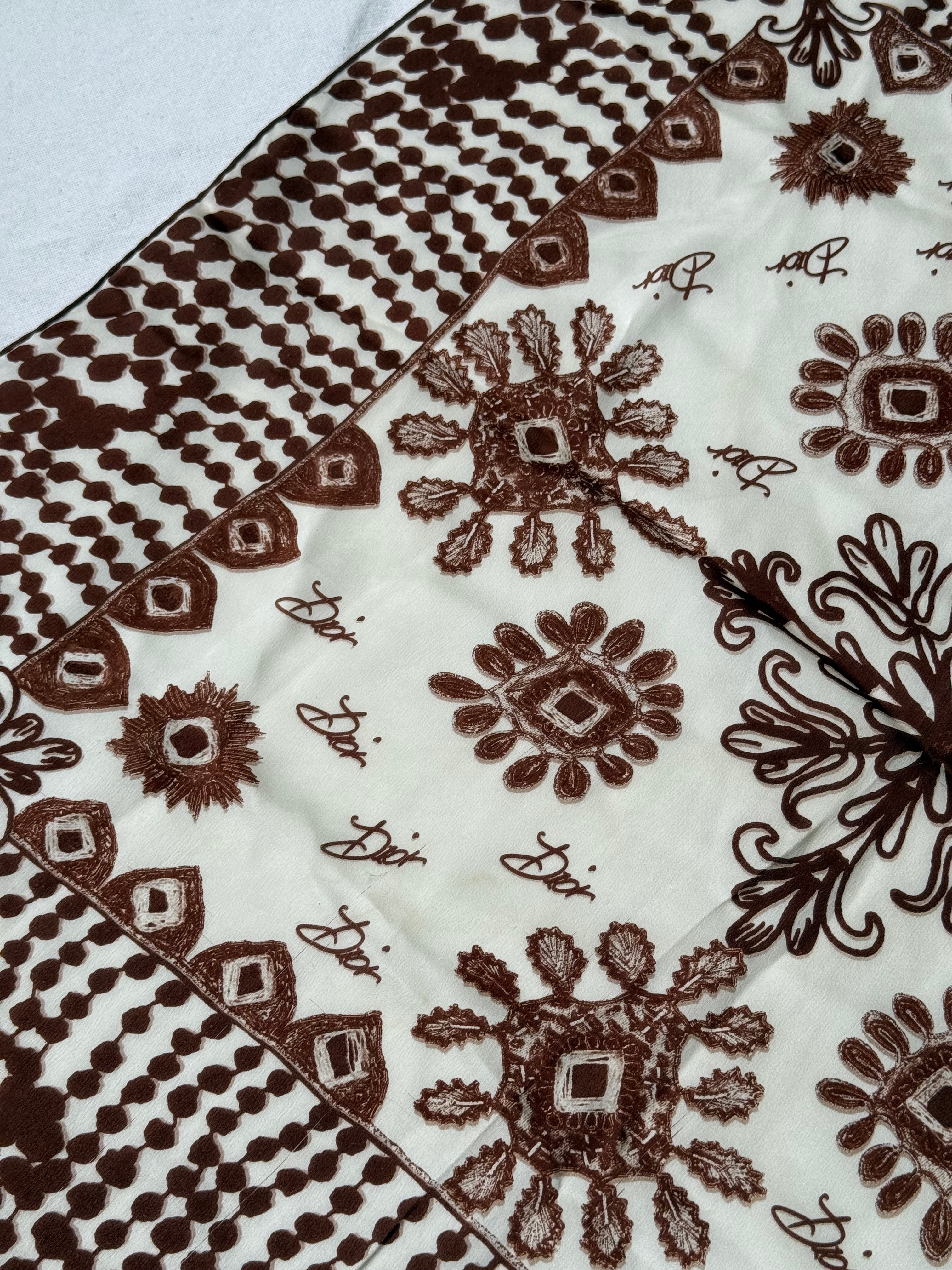Foulard Christian Dior vintage – Motifs brodés esprit bandana