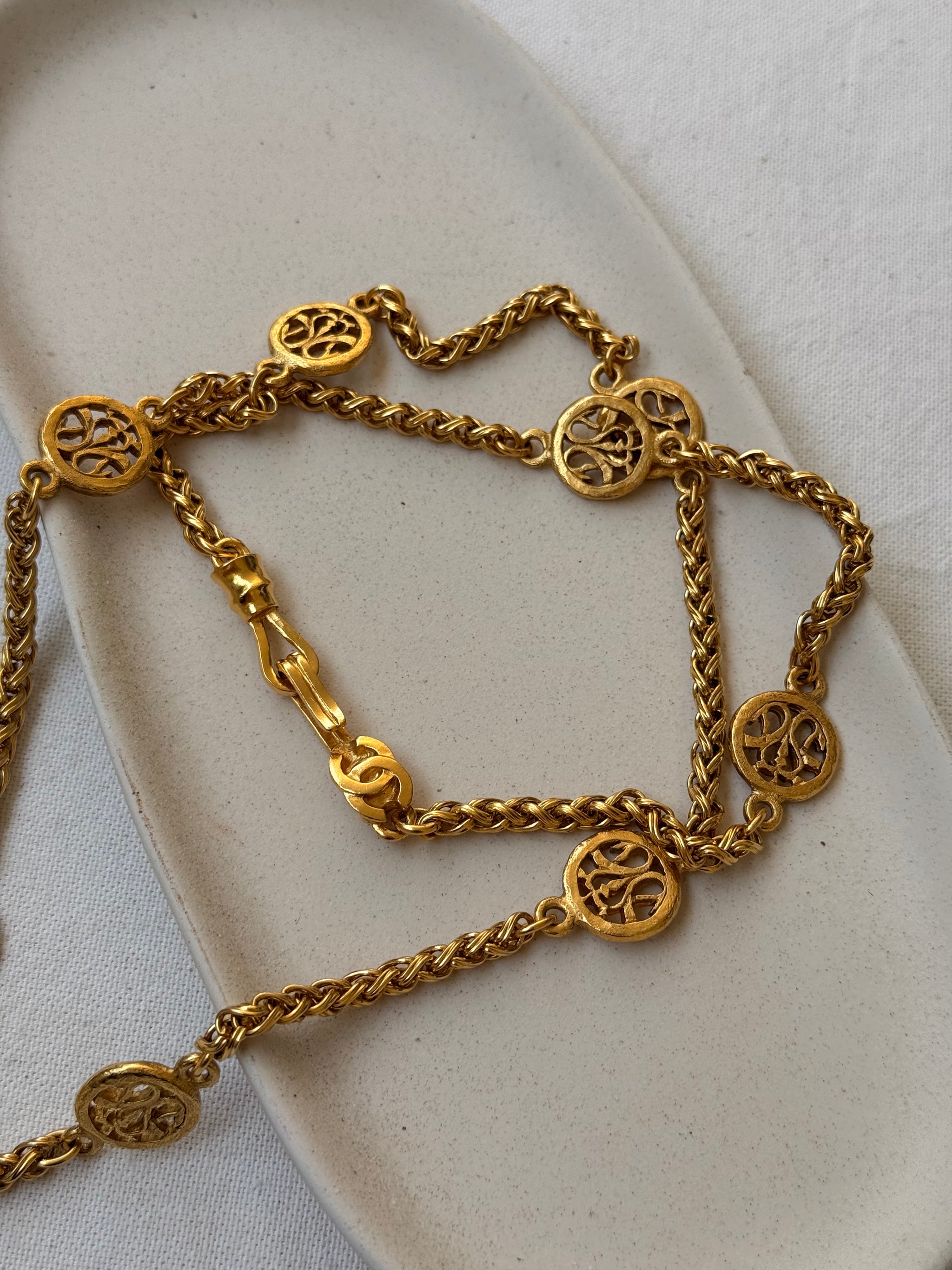 Collier sautoir Chanel - Pendentif fleur ajourée et logo CC