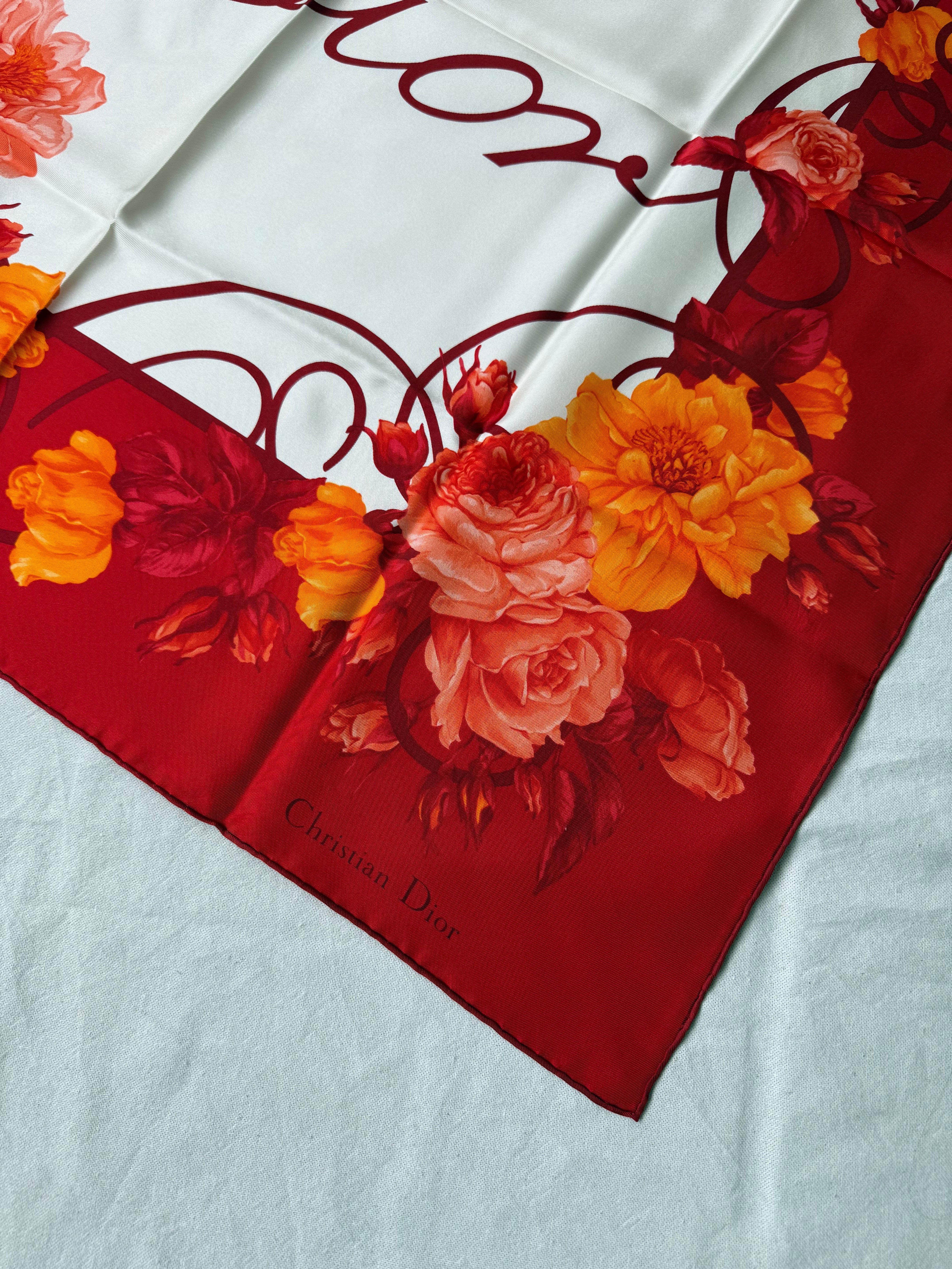 Foulard Christian Dior – Motif floral et inscription Dior