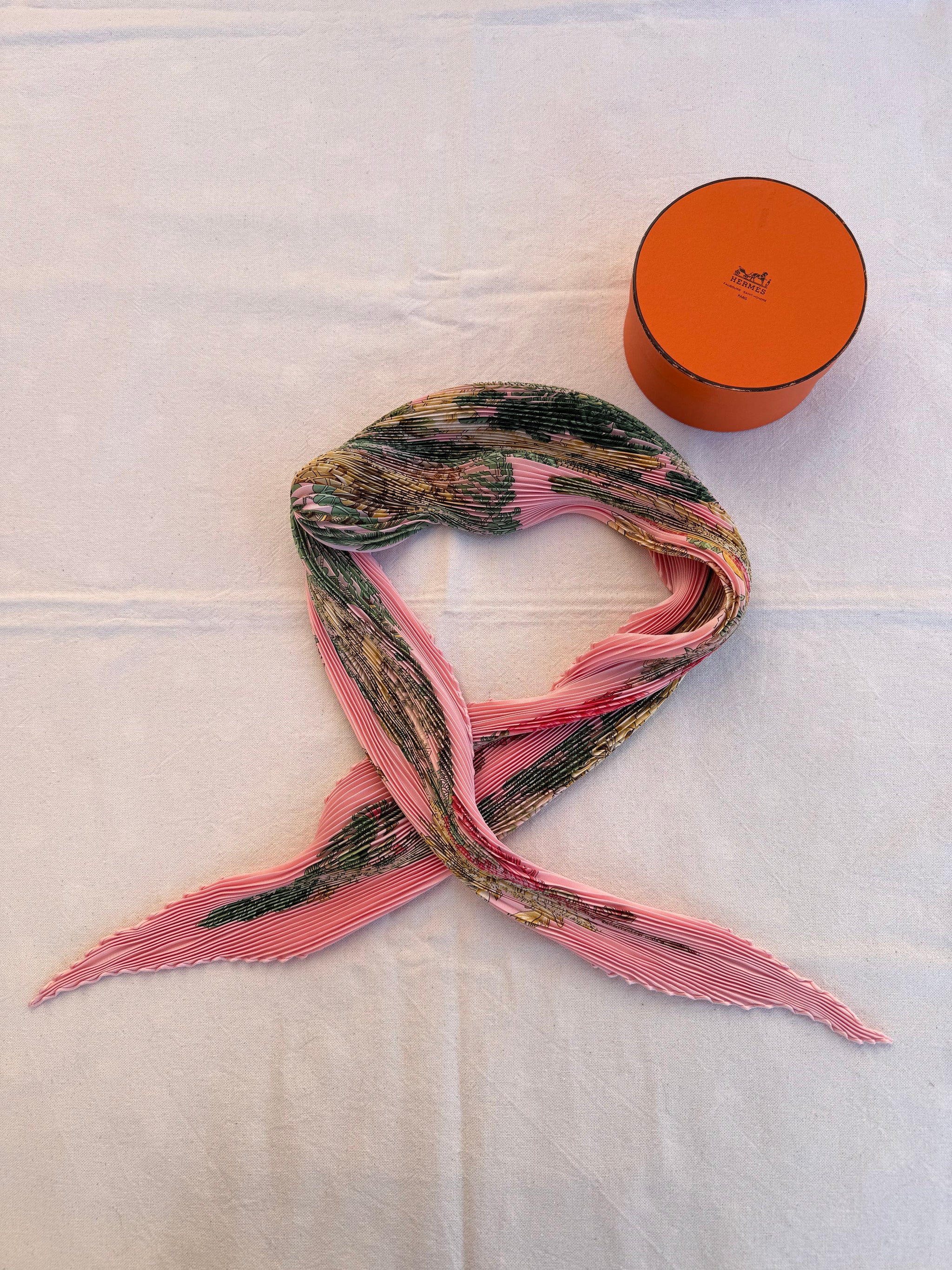 Foulard Hermès plissé – Modèle Chapeau