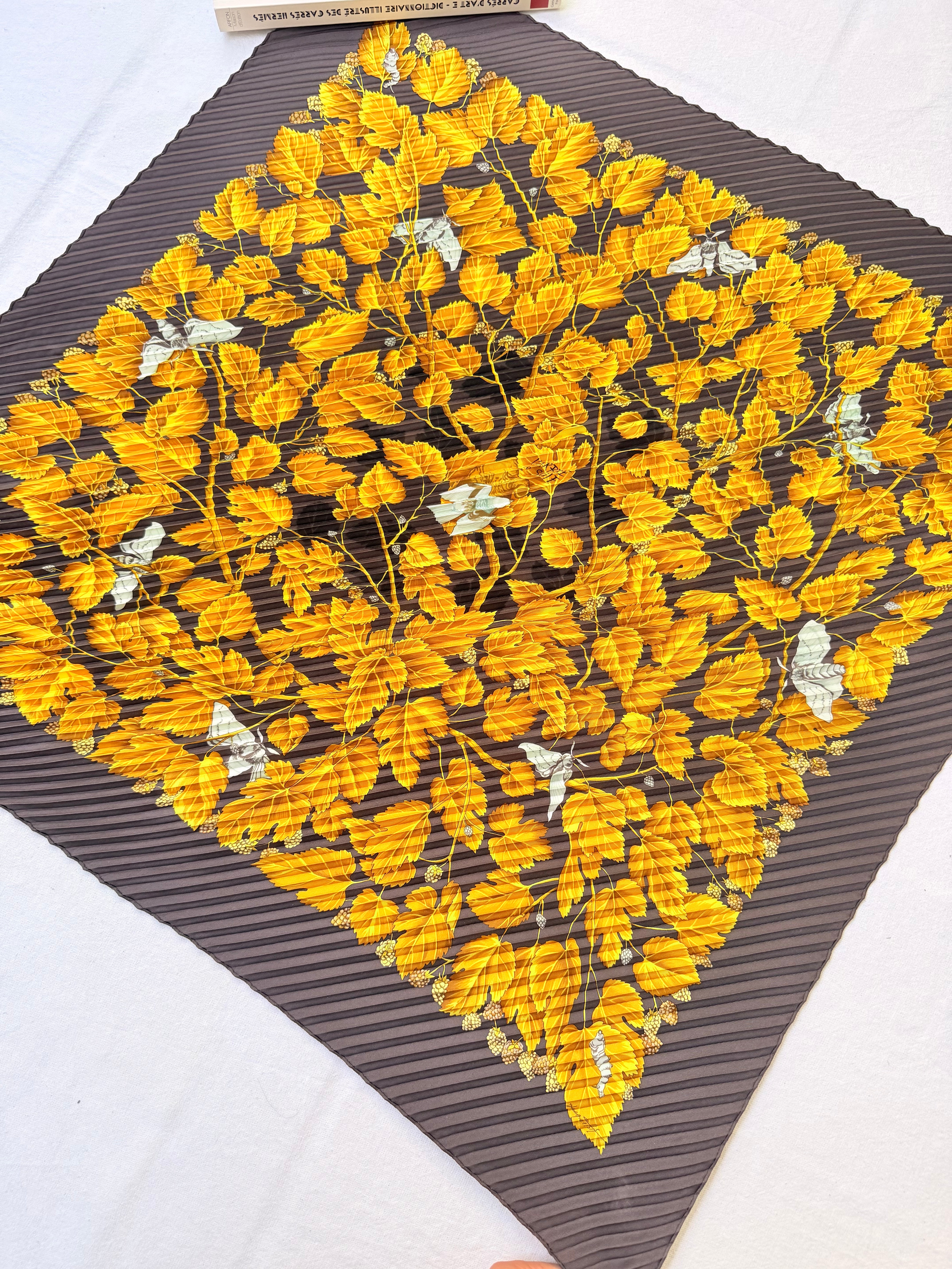 Foulard Hermès plissé – Modèle L’arbre de Soie