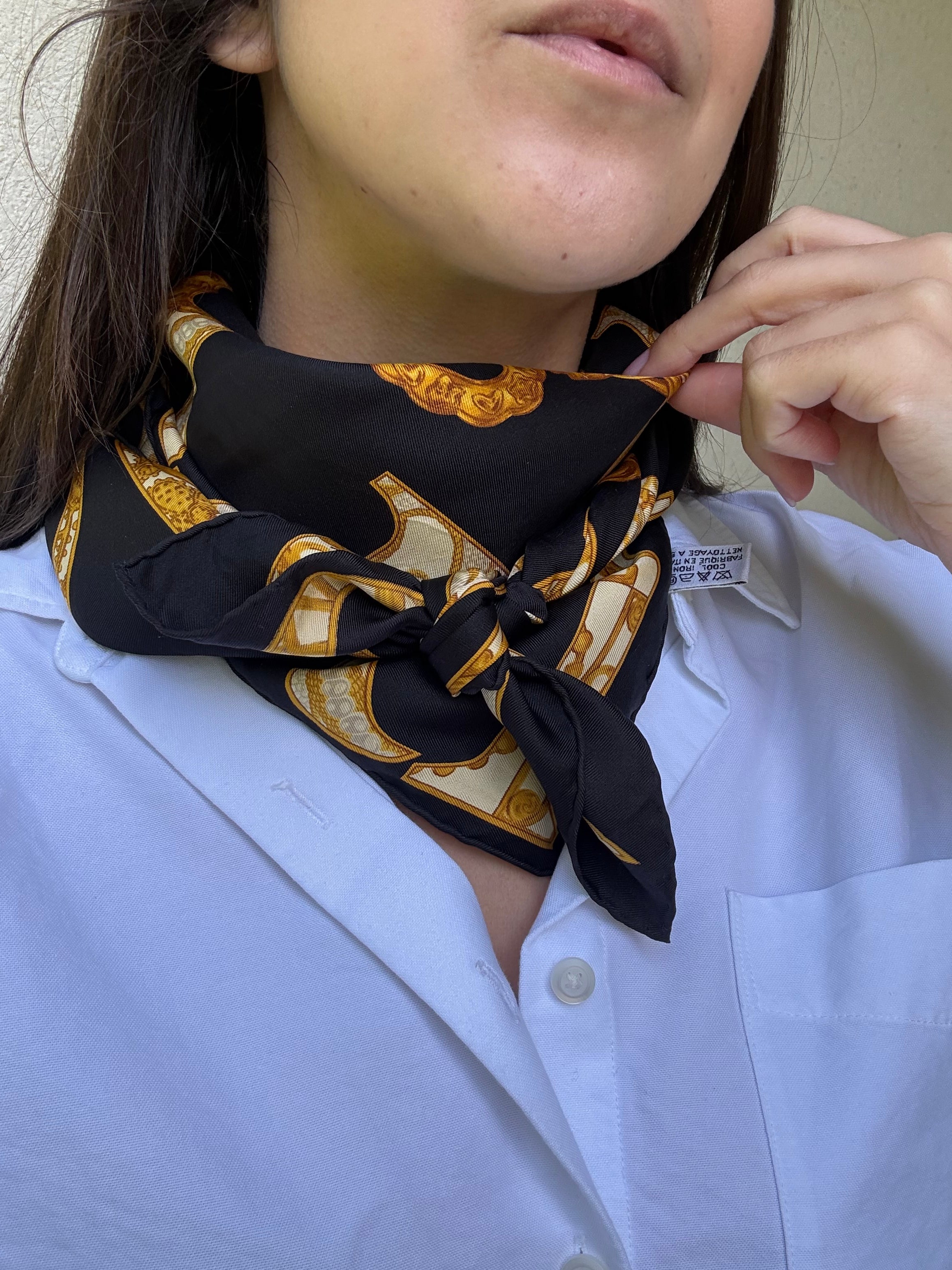 Foulard Nina Ricci – Chaînes et monogramme